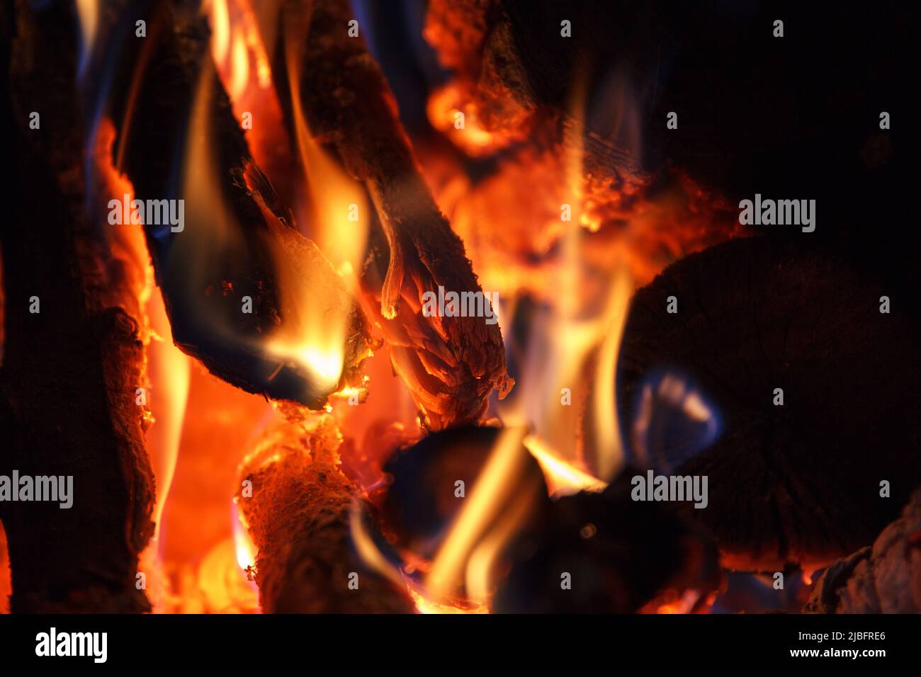 Helles Feuer der hohen Temperatur vom Brennholz brennt im Kamin Stockfoto