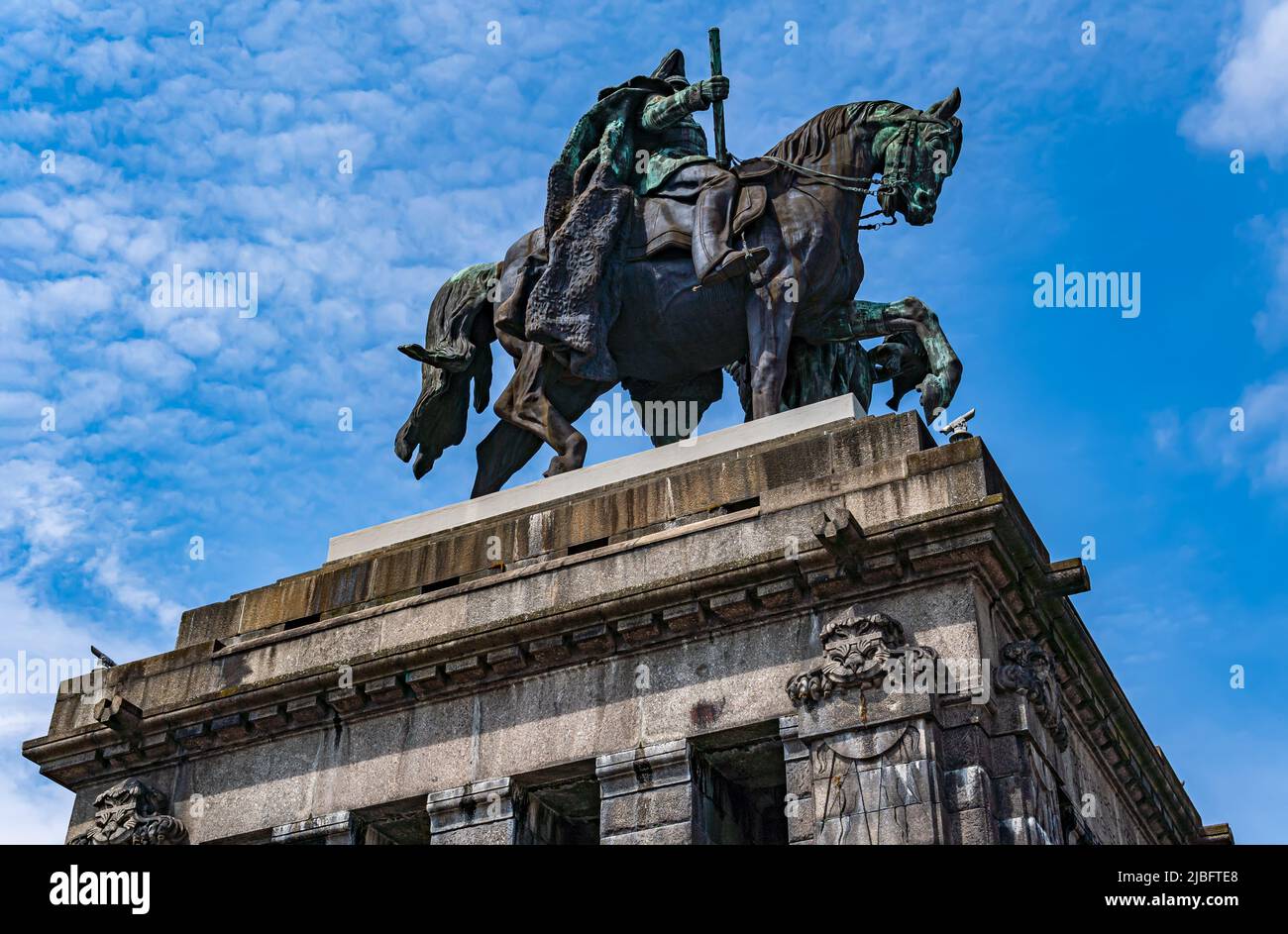 Deutsches Eck am Zusammenfluss von Rhein und Mosel in Koblenz mit Reiterstatue von Kaiser Wilhelm dem Großen. Stockfoto