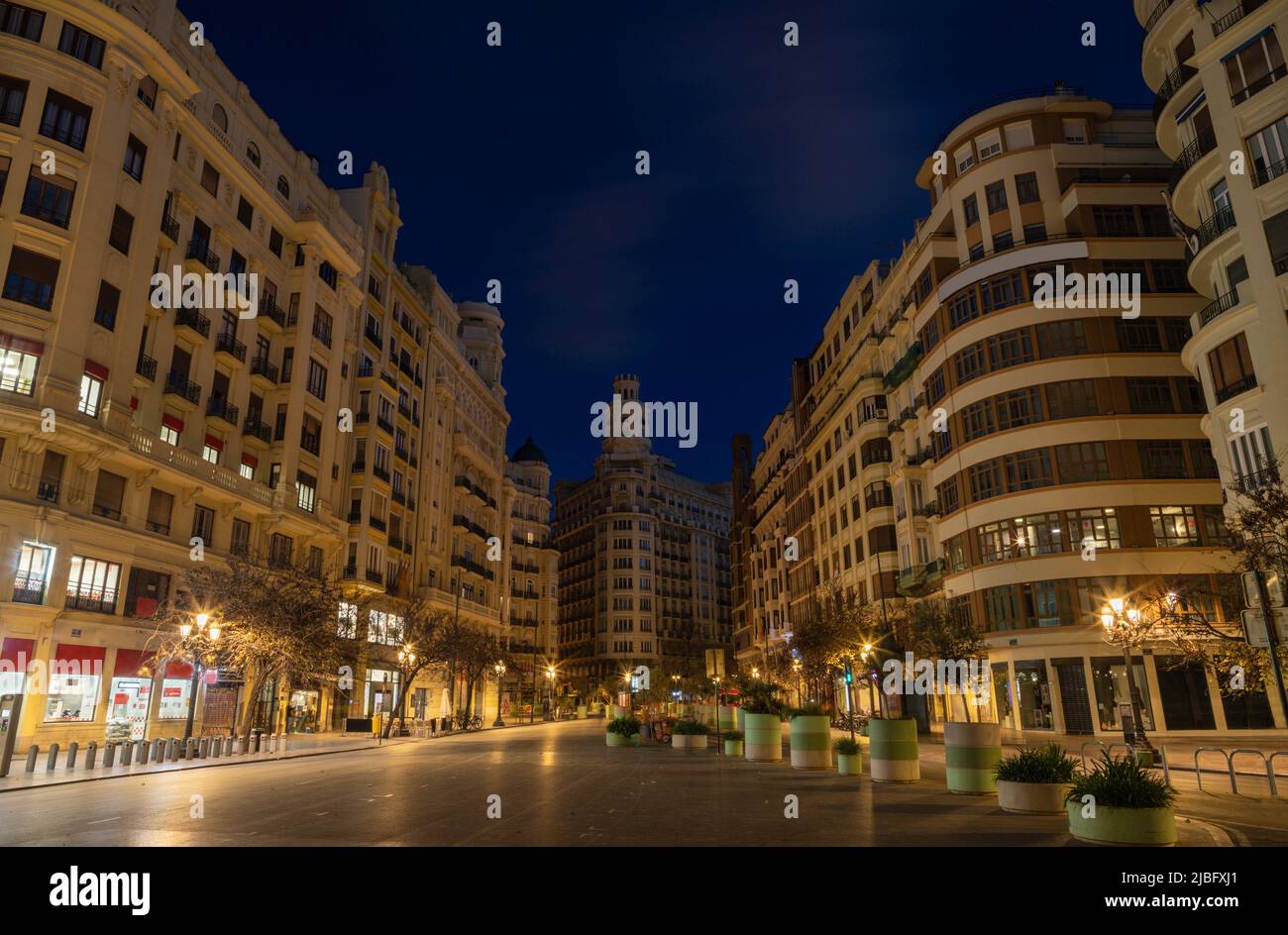 VALENCIA, SPANIEN - 16. FEBRUAR 2022: Der Ayuntamiento-Platz in der Abenddämmerung. Stockfoto