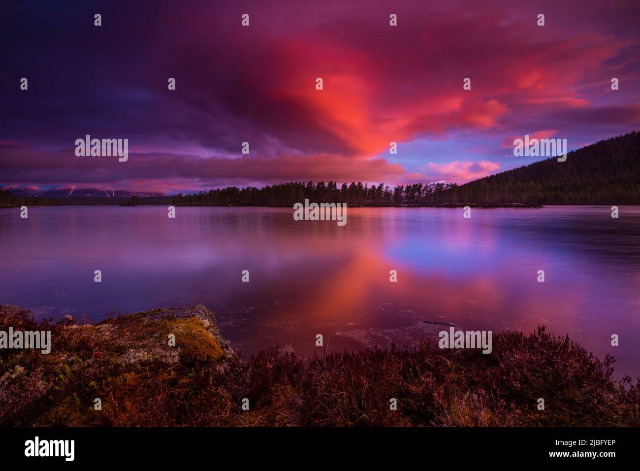 Farbenprächtiger Himmel bei Sonnenaufgang über dem See Isteren in Engerdal kommune, Norwegen, Skandinavien. Stockfoto