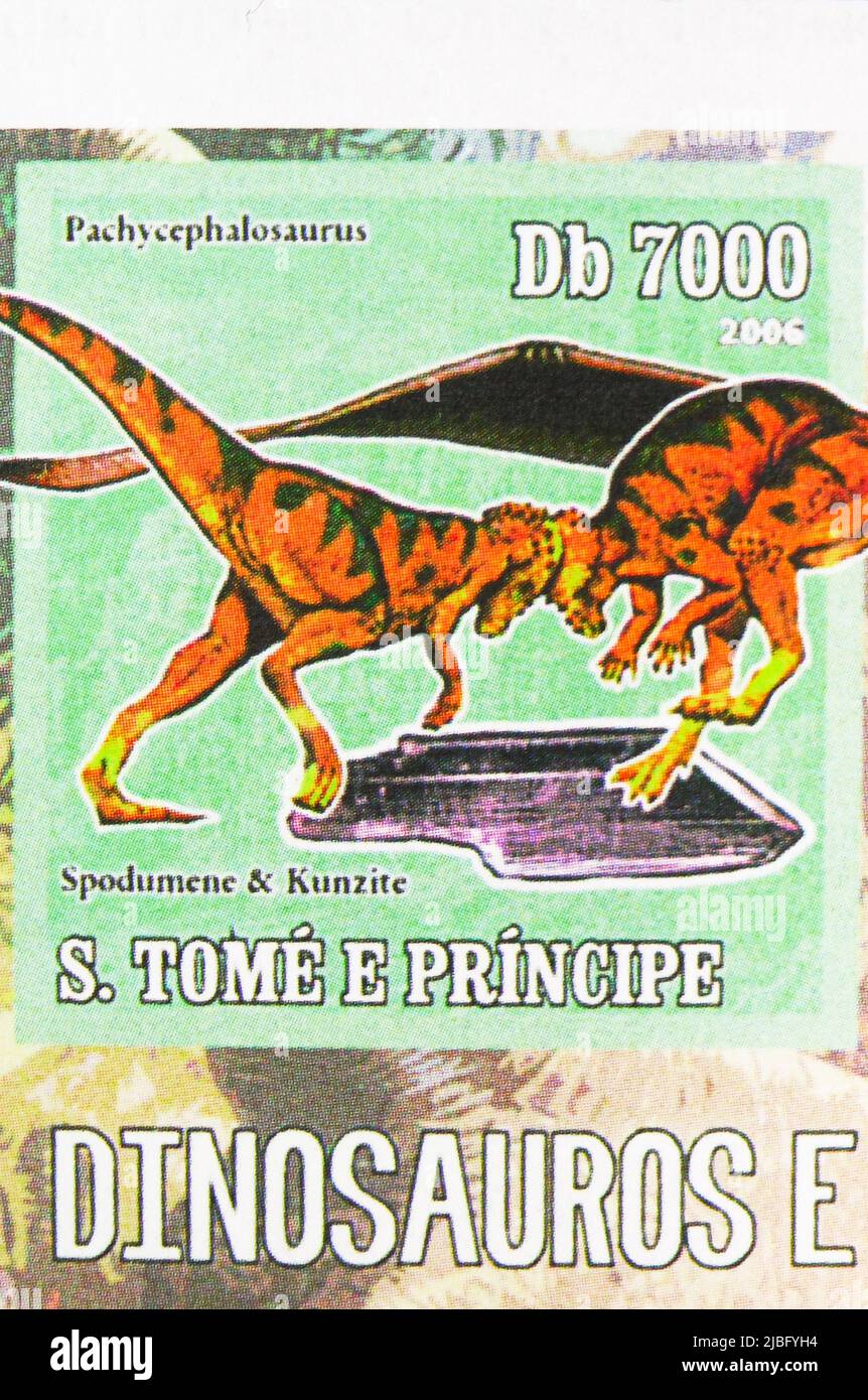 MOSKAU, RUSSLAND - 20. MAI 2022: Die in Sao Tome und Principe gedruckte Briefmarke zeigt Pachycephasaurus, Spodumen und Kunzit, Dinosaurier und Mineralien Stockfoto