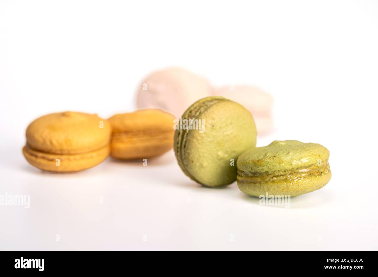 Bunte Makronen Kuchen oder Makronen isoliert auf weißem Hintergrund, kleine französische Kuchen Stockfoto