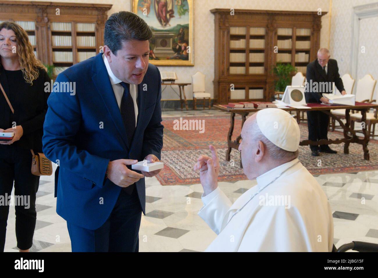 Vatikan, Vatikan. 06.. Juni 2022. Italien, Rom, Vatikan, 22/06/6 Papst Franziskus empfing heute Morgen in Audienz S.E. Herrn Fabian Picardo, Premierminister von Gibraltar, mit Consort und folgte im Vatikan . Foto von Vatican Media/Catholic Press Photo. BESCHRÄNKT AUF REDAKTIONELLE VERWENDUNG - KEIN MARKETING - KEINE WERBEKAMPAGNEN Kredit: Unabhängige Fotoagentur/Alamy Live News Stockfoto