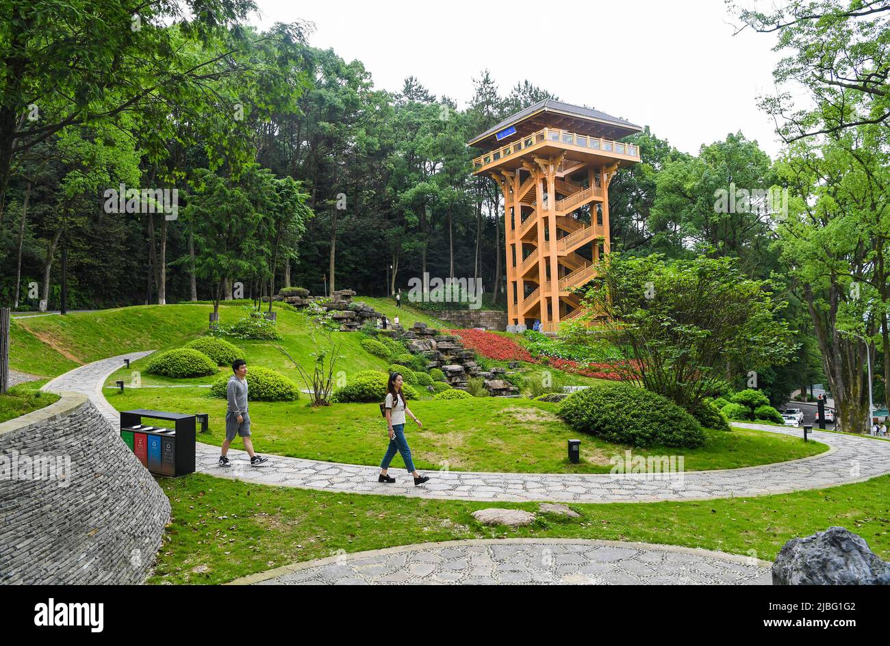 Chongqing, China. 4.. Juni 2022. Besucher besichtigen den Berg Jinyun in Chongqing, Südwestchina, 4. Juni 2022. Quelle: Wang Quanchao/Xinhua/Alamy Live News Stockfoto