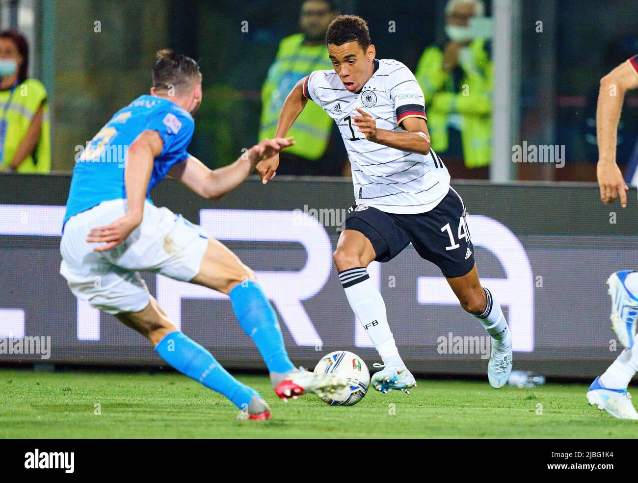 Jamal Musiala, DFB 14 Wettkampf um den Ball, Tackling, Duell, Header, zweikampf, Aktion, Kampf gegen Bryan Cristante, ITA 16 im UEFA Nations League 2022 Spiel ITALIEN - DEUTSCHLAND 1-1 in der Saison 2022/2023 am 04. Juni 2022 in Bologna, Italien. © Peter Schatz / Alamy Live News Stockfoto