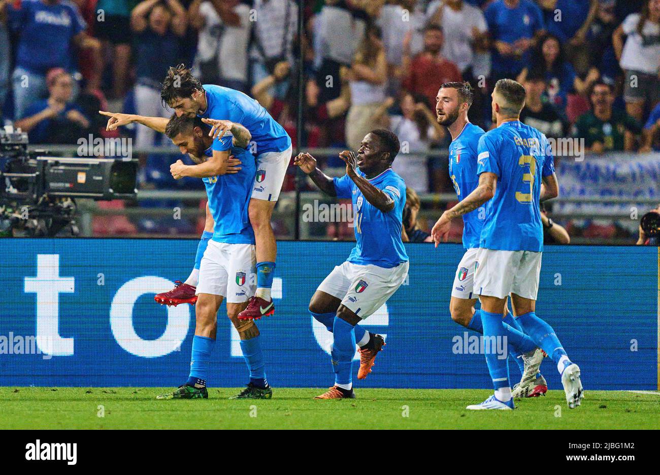 Lorenzo Pellegrini, ITA 10 feiert sein Ziel, glücklich, lachen, feiern, 1-0 mit Sandro Tonali, ITA 8 Degnand Wilfried Gnonto, ITA 11 Cristiano Biraghi, ITA 3 Bryan Cristante, ITA 16 im UEFA Nations League 2022 Spiel ITALIEN - DEUTSCHLAND 1-1 in der Saison 2022/2023 am 04. Juni 2022 in Bologna, Italien. © Peter Schatz / Alamy Live News Stockfoto