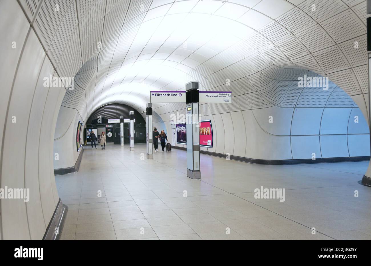 London, Großbritannien. Unterirdische Tunnel am Bahnhof Farringdon auf dem neuen Elizabeth Line (Crossrail)-Netz. Schilder führen nach Osten oder Westen. Stockfoto