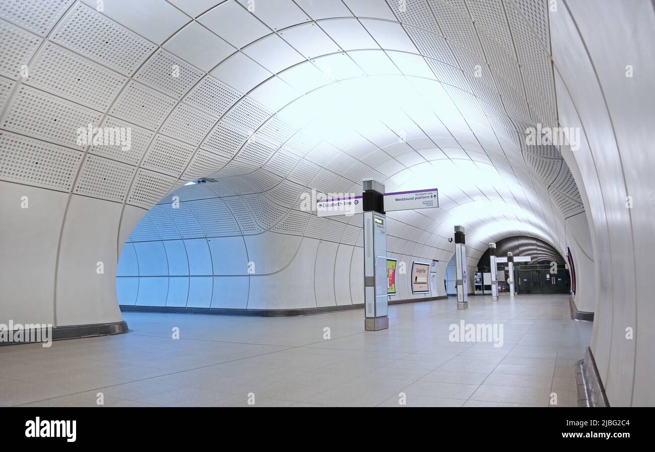 London, Großbritannien. Unterirdische Tunnel am Bahnhof Farringdon auf dem neuen Elizabeth Line (Crossrail)-Netz. Schilder führen nach Osten oder Westen. Stockfoto