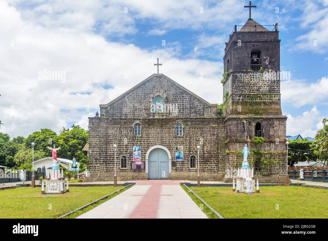 Fassade der St. Peter-Apostel-Kirche in Vinzons, Bicol, Philippinen Stockfoto