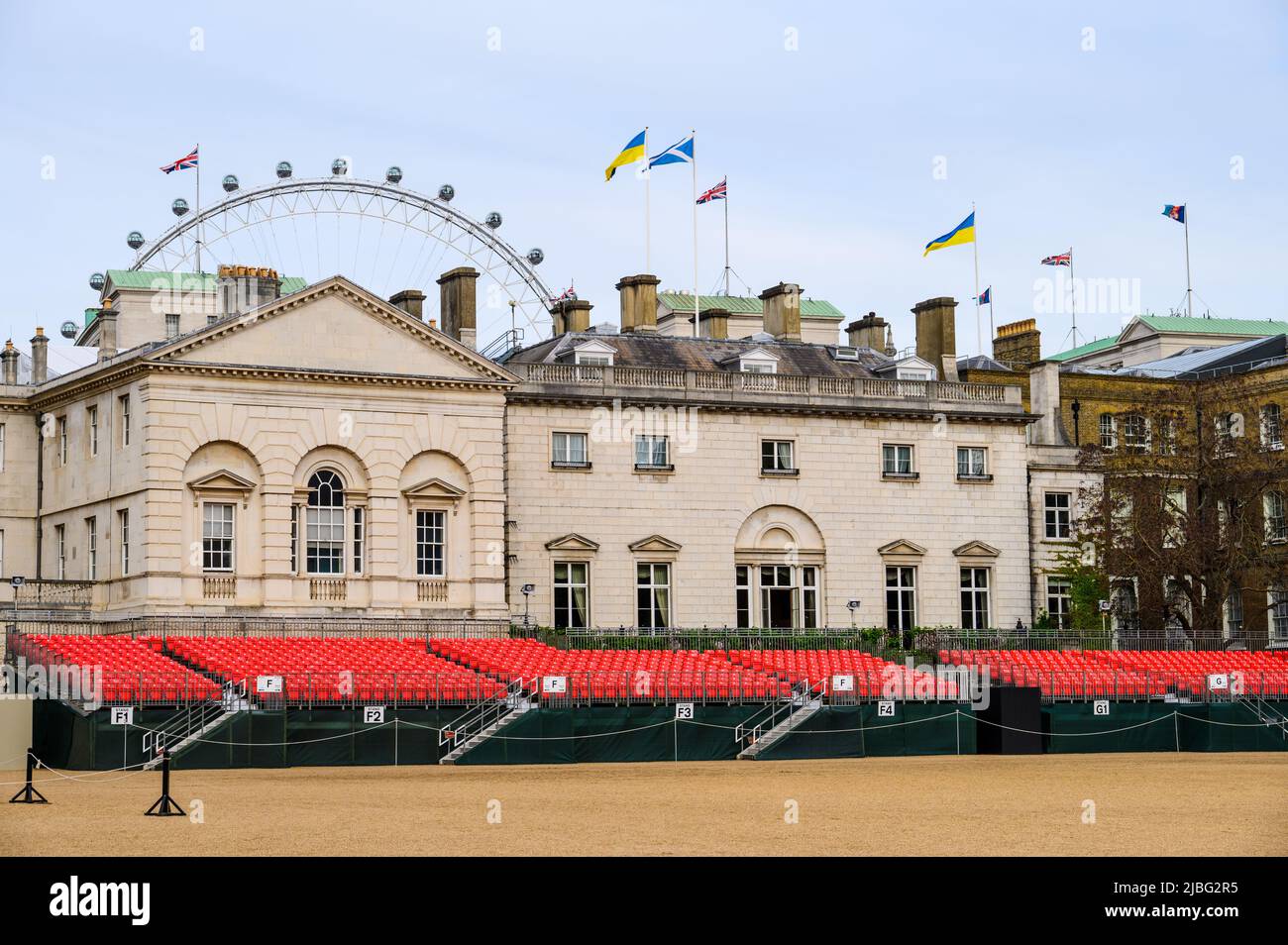 LONDON - 18. Mai 2022: Sitzplätze für das Platinum Jubilee Trooping of the Color-Fest bei der Horse Guards Parade mit London Eye im Hintergrund Stockfoto