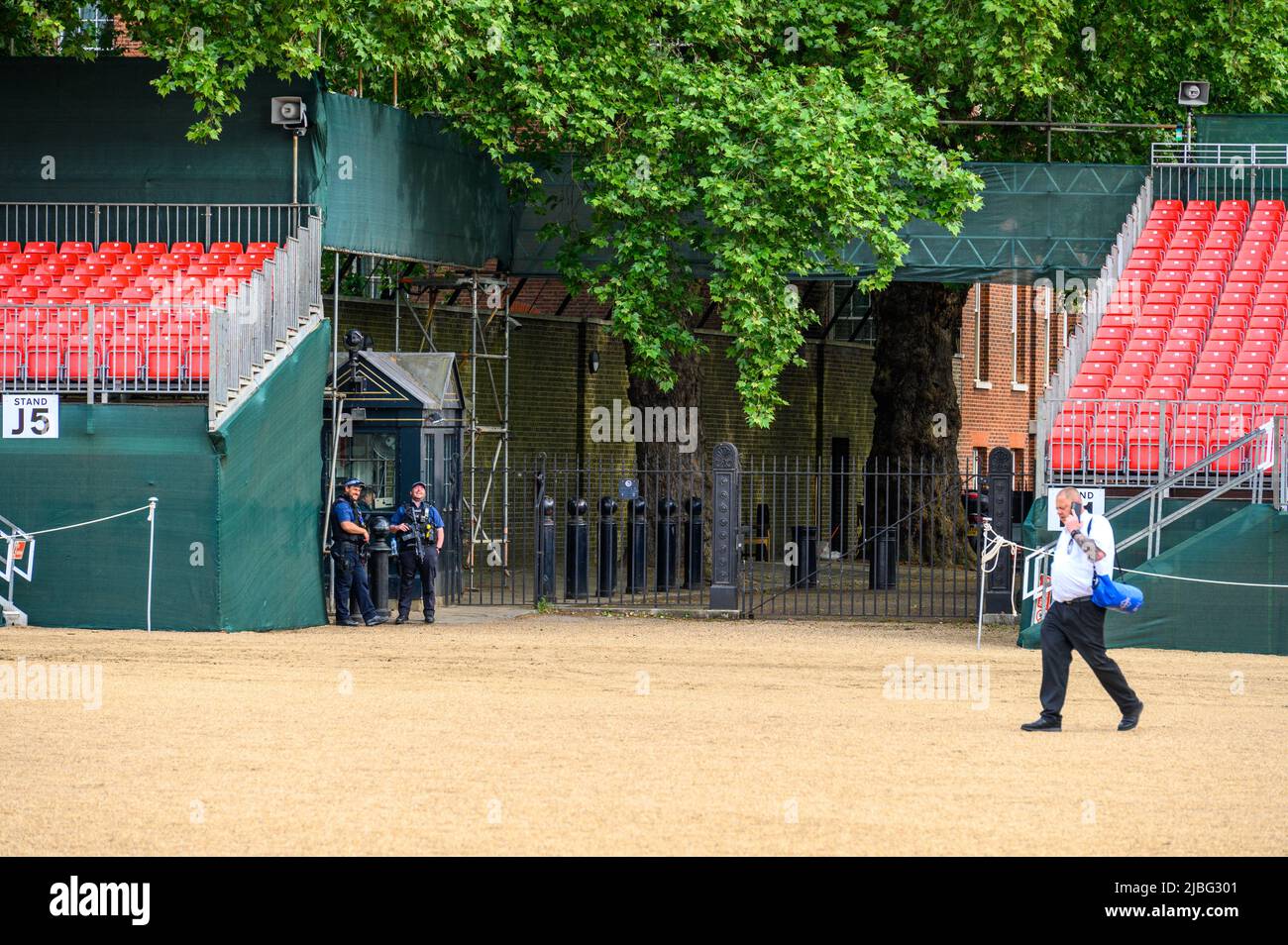 LONDON - 18. Mai 2022: Bewaffnete Polizei am hinteren Eingang der Downing Street bei der Horse Guards Parade Stockfoto