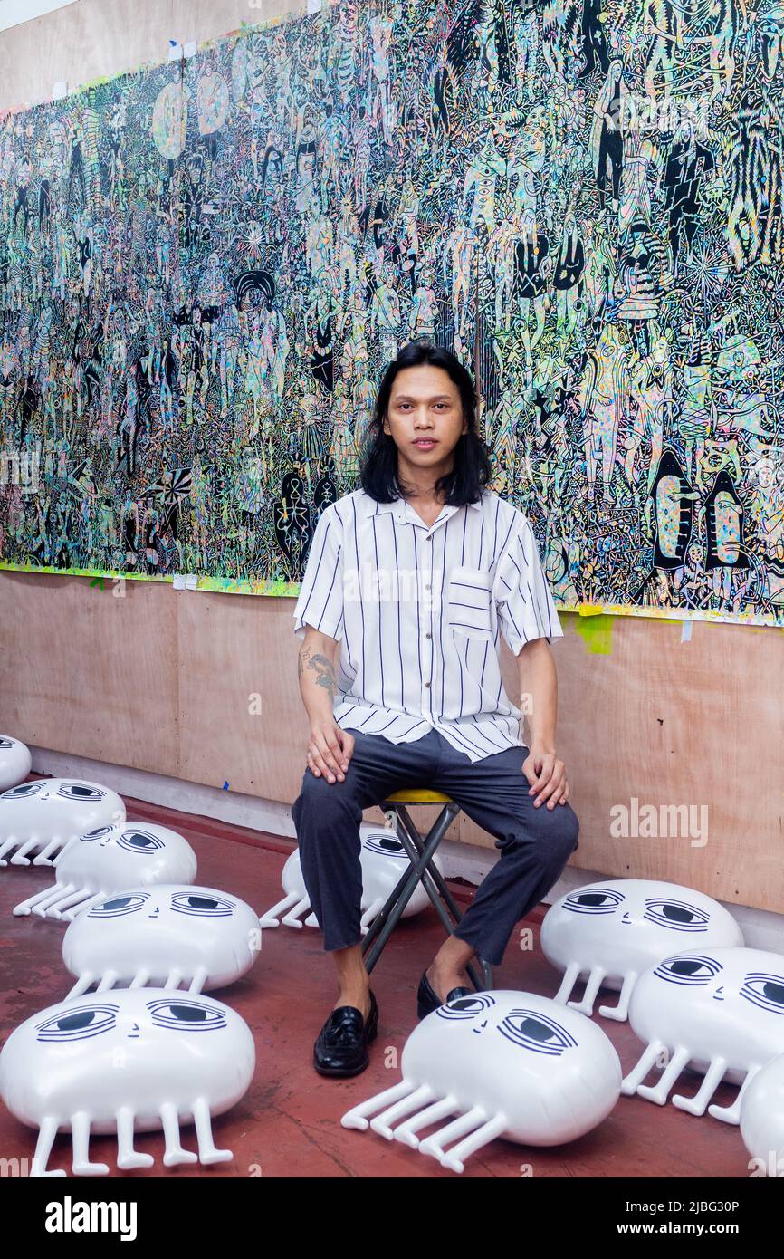 Der philippinische Künstler Dex Fernandez, der Schöpfer von Garapata, befindet sich in seinem Haus in Quezon City, Philippinen Stockfoto