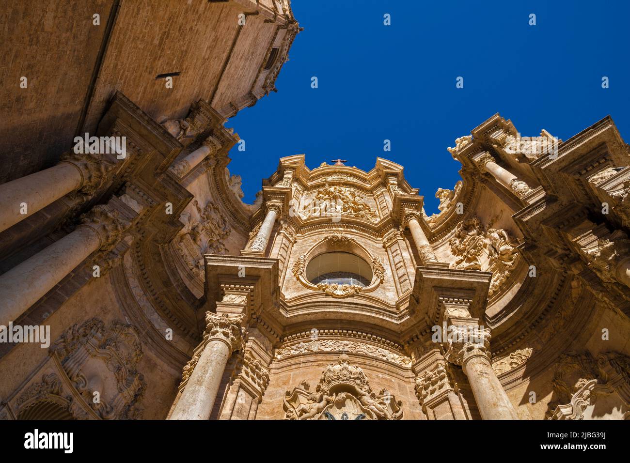 Valencia - das barocke Portal der Kathedrale - Basilika der Himmelfahrt unserer Lieben Frau von Valencia entworfen vom Architekten Antoni Gilabert Fornes aus dem Jahr 18. Stockfoto