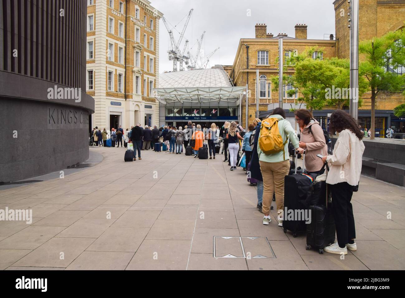 London, England, Großbritannien. 6.. Juni 2022. An einem Taxistand vor der King's Cross Station bildet sich eine lange Schlange, während ein weiterer U-Bahnstreik die Fahrt in London unterbricht. Die RMT (Gewerkschaft der Beschäftigten im Schienen-, See- und Verkehrswesen) hat als Reaktion auf die Pläne zur Reduzierung von 600 Arbeitsplätzen den Streik ausgerufen. (Bild: © Vuk Valcic/ZUMA Press Wire) Stockfoto
