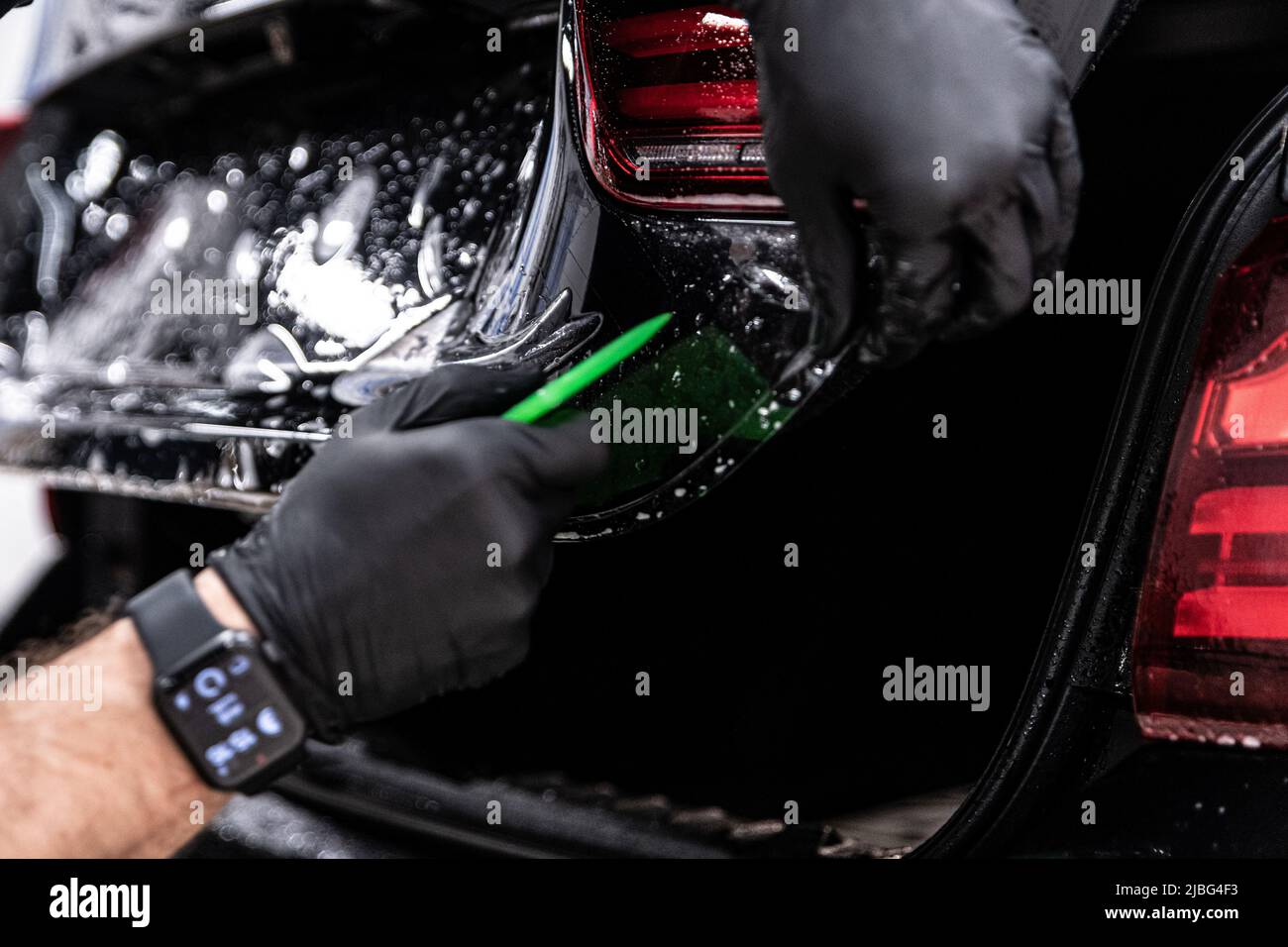 Installation PPF oder Lackschutzfolie auf dem Auto als schützende  Polymerhaut vor Kratzern und Steinschlag Stockfotografie - Alamy