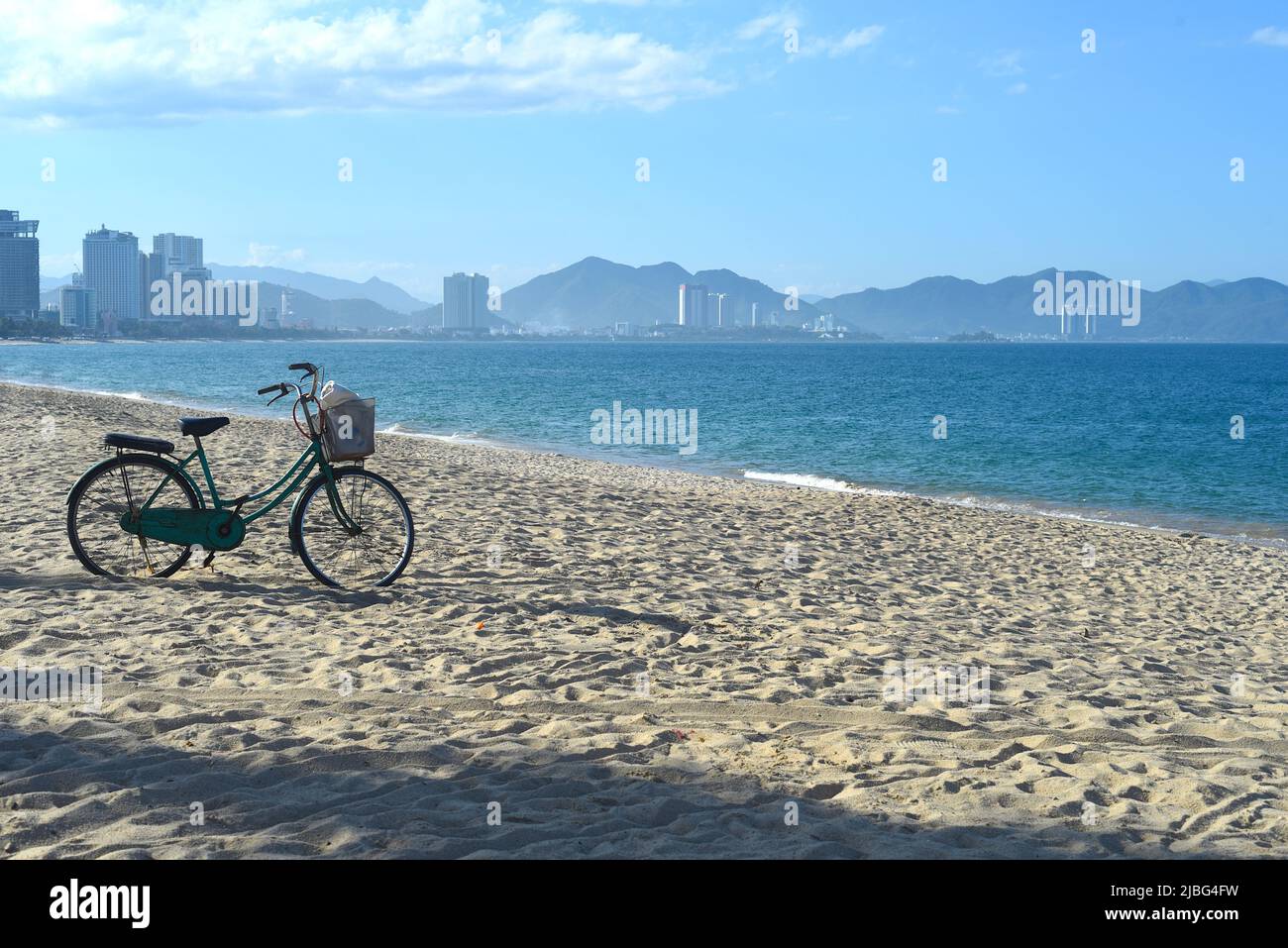 Einsames Fahrrad am Sandstrand geparkt Stockfoto
