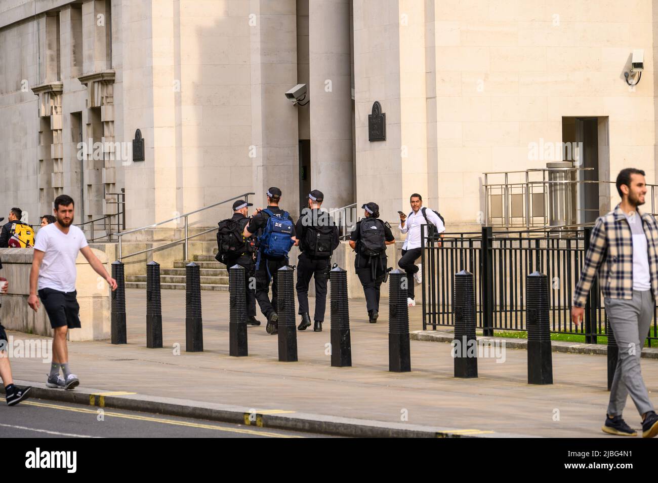LONDON - 18. Mai 2022: Bewaffnete Polizei mit Rucksäcken vor dem Londoner Verteidigungsministerium Stockfoto