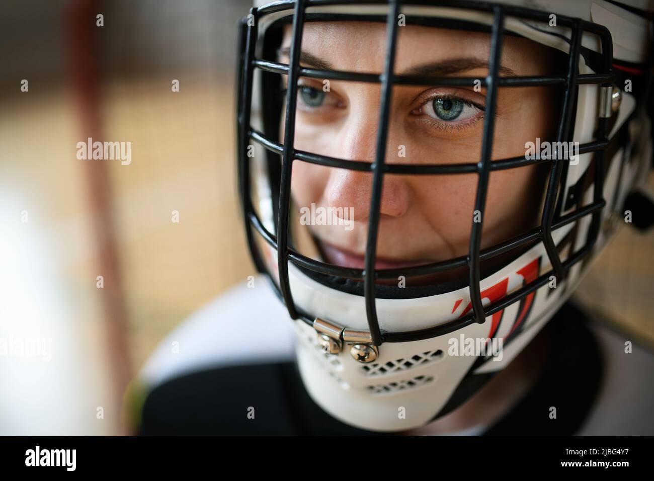 Nahaufnahme einer Unihockey-Torhüterin im Helmkonzept beim Spiel im Fitnessstudio. Stockfoto