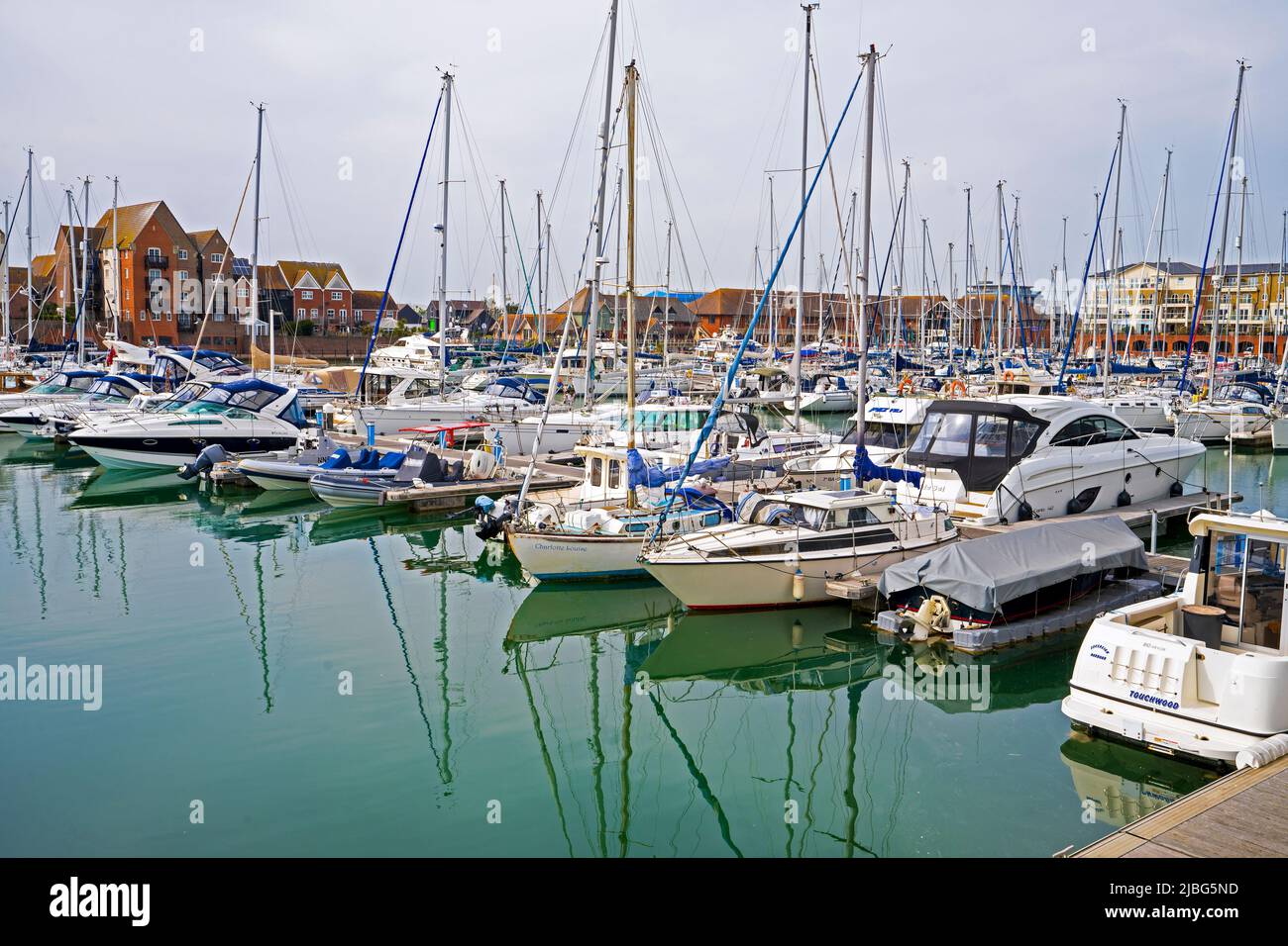 Boote in Sovereign Harbour Marina Eastbourne East Sussex England, Großbritannien. Stockfoto