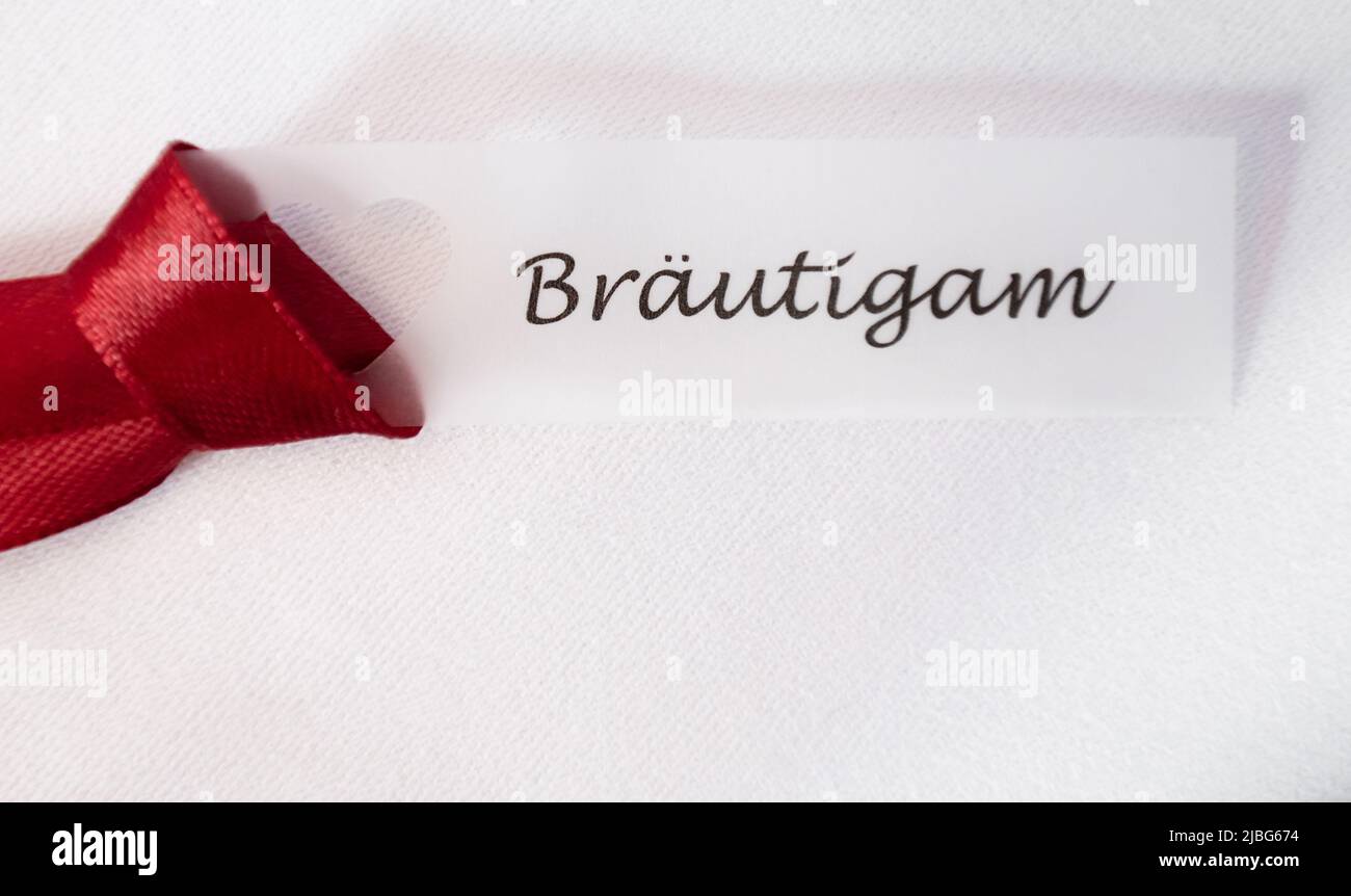 04. Juni 2022, Baden-Württemberg, Rottweil: Ein Banner mit den Worten Bräutigam liegt bei einer Hochzeitsfeier im Festsaal auf dem Tisch der Braut. Foto: Silas Stein/ Stockfoto