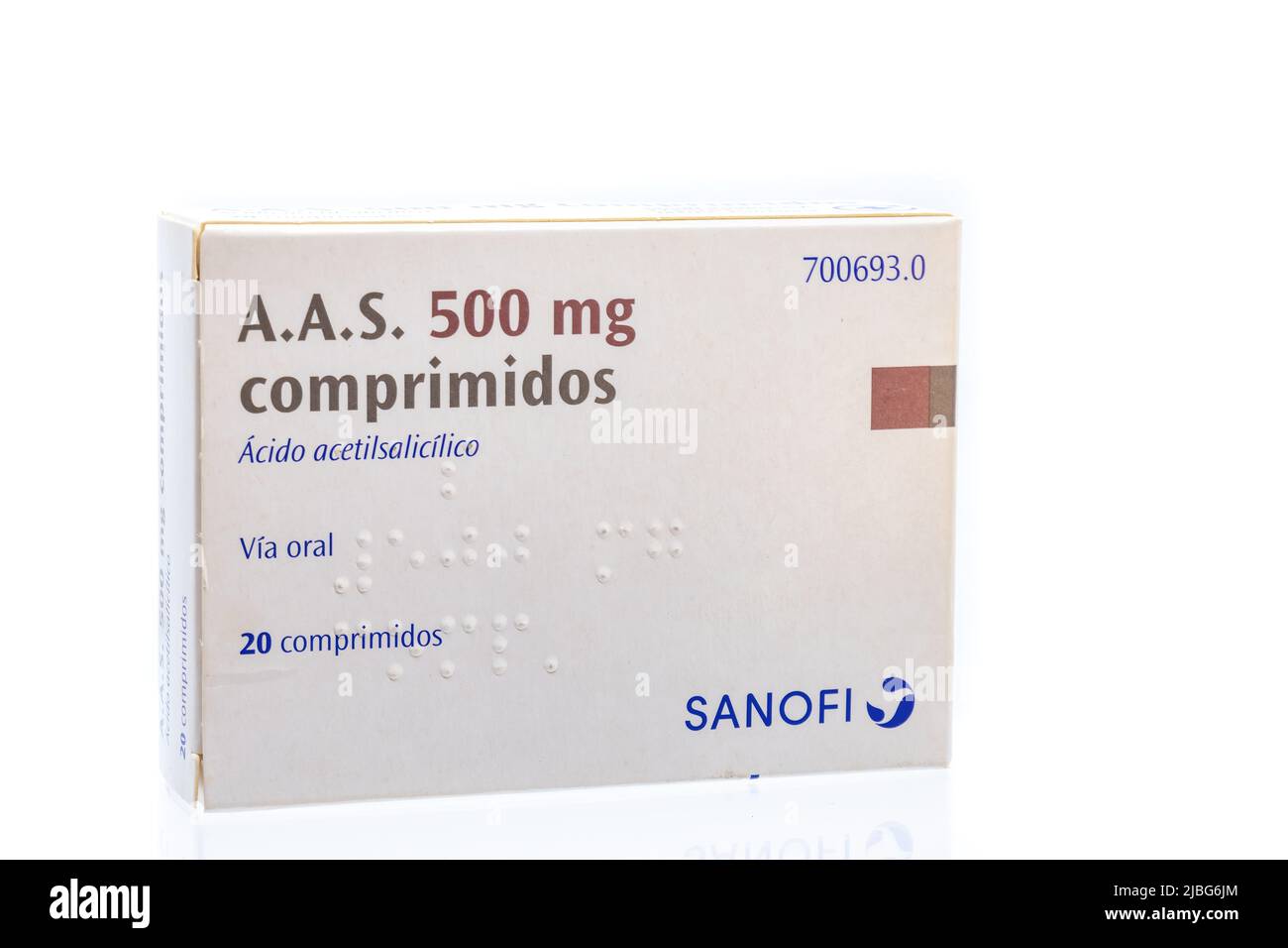Huelva, Spanien - 6. Juni 2022: Spanische Box A.A.S. (Acetylsalicylsäure) aus dem Sanofi-Labor. Salicylsäure ist eine organische Verbindung, sie ist ein Precurs Stockfoto