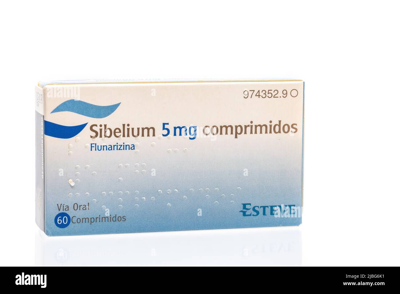 Huelva, Spanien-4. Juni 2022: Spanische Schachtel Flunarizin, die unter dem Markennamen Sibelium verkauft wird, ist ein Medikament zur Behandlung von Migräne, okklusiver Periphe Stockfoto