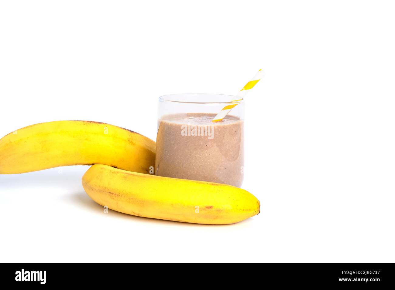 Protein-Cocktail in einem Glas und Bananen isoliert auf weißem Hintergrund, Nahaufnahme. Gesundes Lebensmittelkonzept. Stockfoto