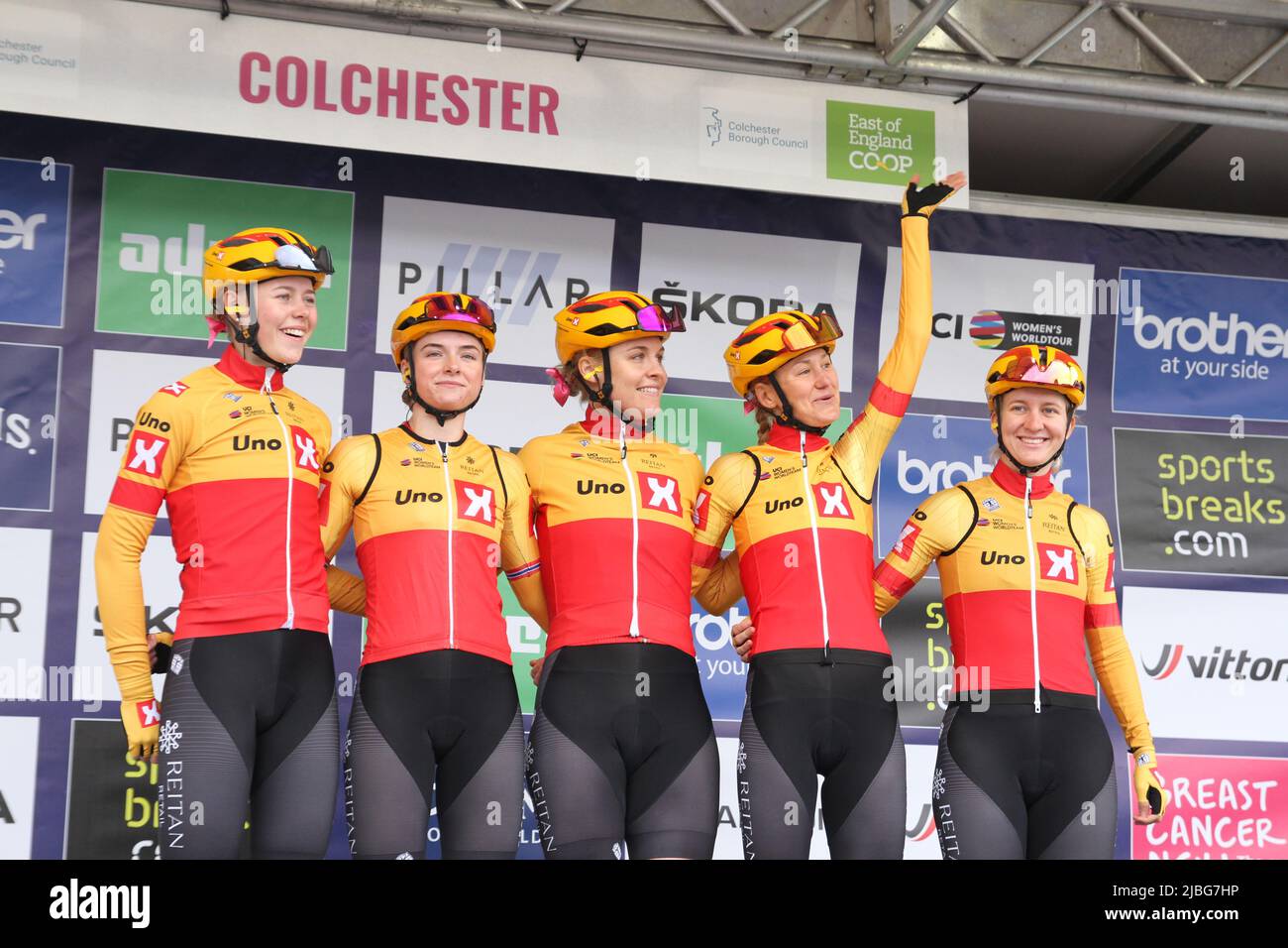 Colchester, Großbritannien. 06. Juni 2022. Die erste Etappe der Women's Tour beginnt im Sports Park am Northern Gateway in Colchester und endet heute in Bury St. Edmunds. Das UNO-X Pro Cycling Team wird vor dem Rennen der Menge vorgestellt. Abgebildet sind Anne Dorthe Ysland, Mie Bjorndal Ottestad, Julie Leth, Joscelin Lowden und Hannah Ludwig. Kredit: Eastern Views/Alamy Live Nachrichten Stockfoto