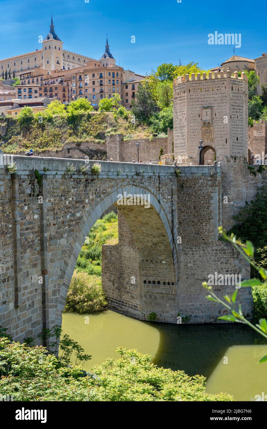 Römische Brücke Puente de Alcántara über dem Fluss Tejo in Toledo, einer antiken Stadt auf einem Hügel über den Ebenen von Castilla-La Mancha in Zentralspanien. Stockfoto