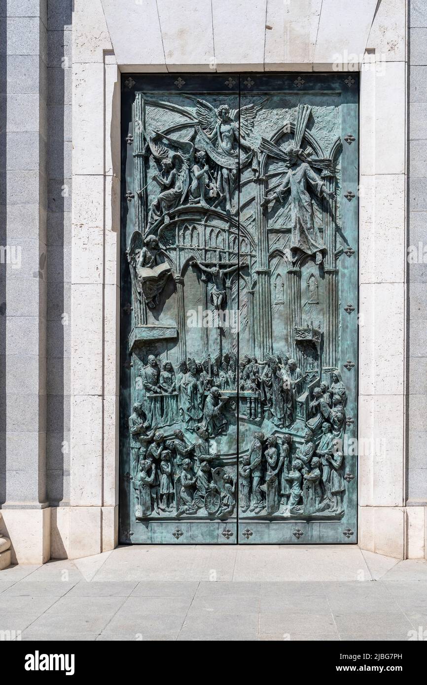 Tür der Kathedrale von Almudena in Madrid, Spanien Stockfoto
