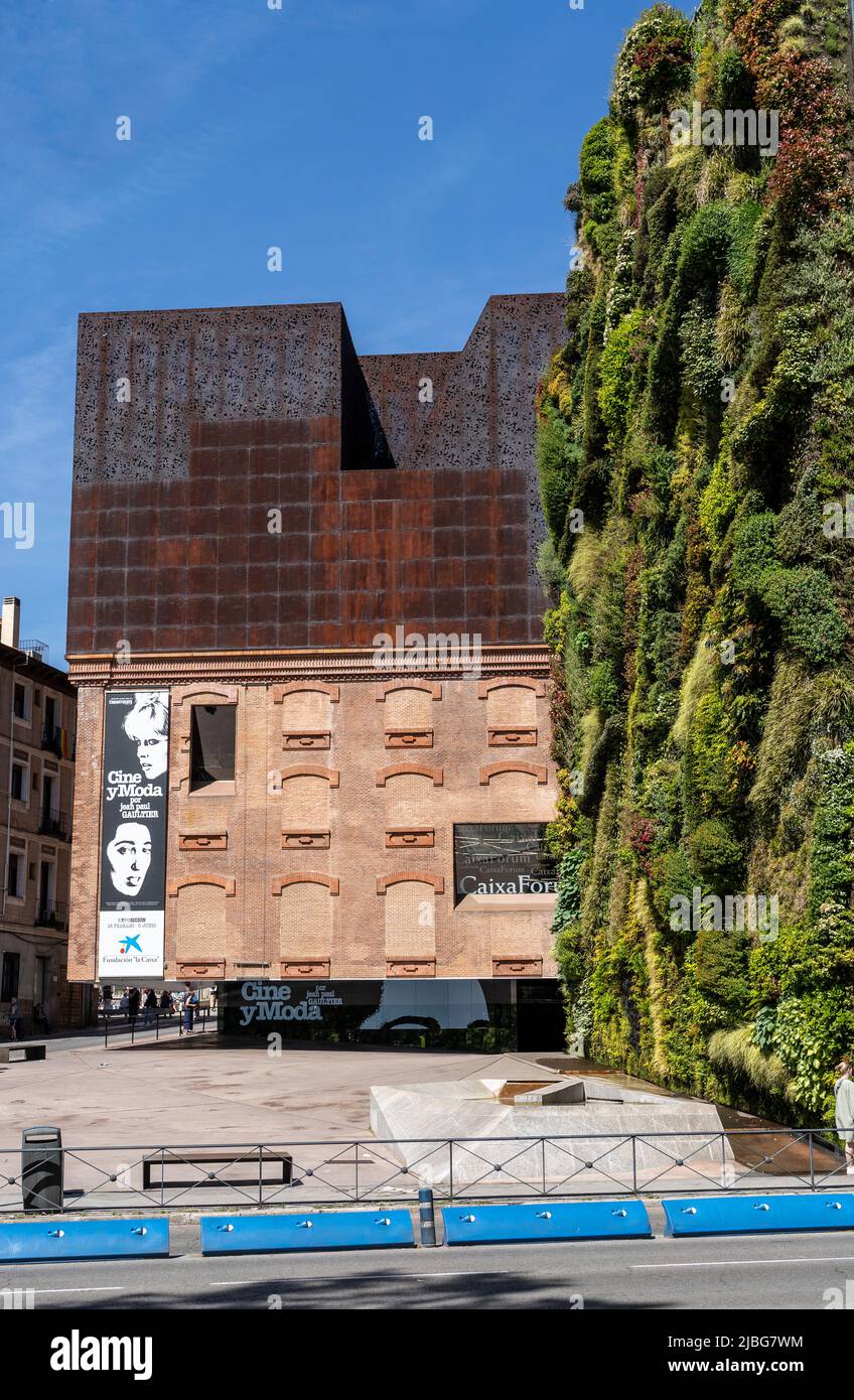 Caixa Forum und vertikaler Garten in Madrid Spanien 2007 von den Schweizer Architekten Herzog & de Meuron entworfen. Es war ein altes Kraftwerk. Stockfoto