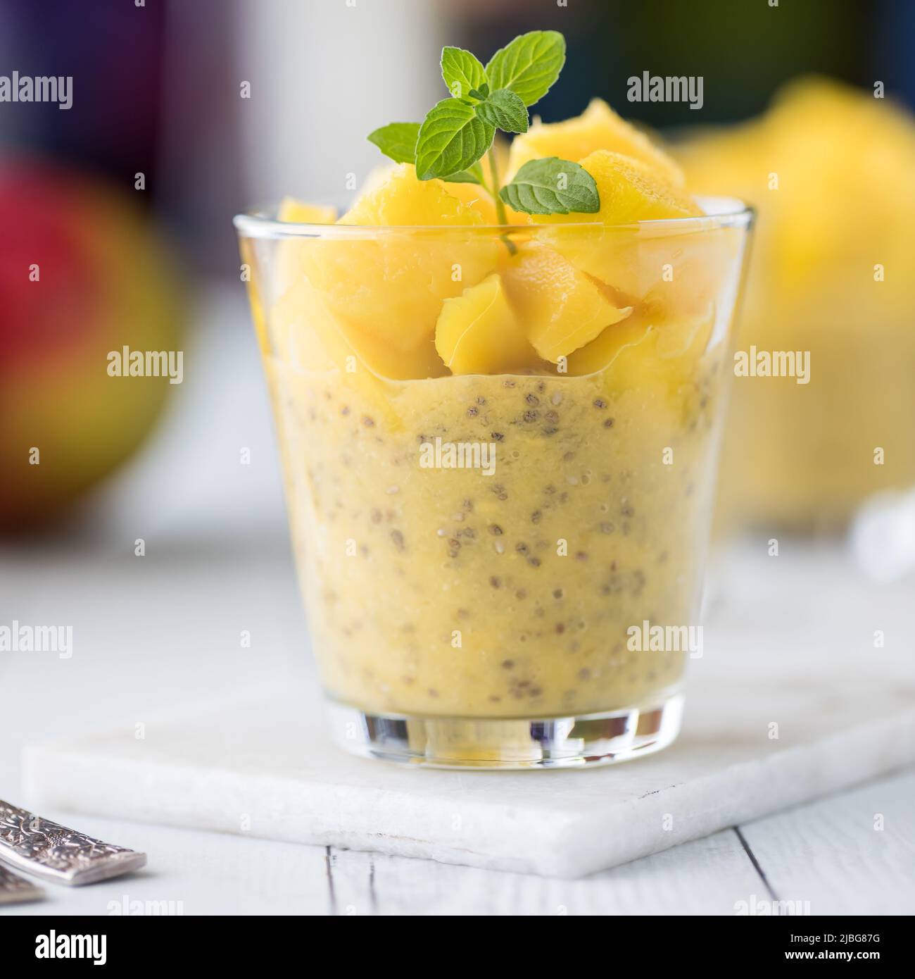 Nahaufnahme eines erfrischenden Mango-Chia-Puddings, bereit zum Essen. Stockfoto