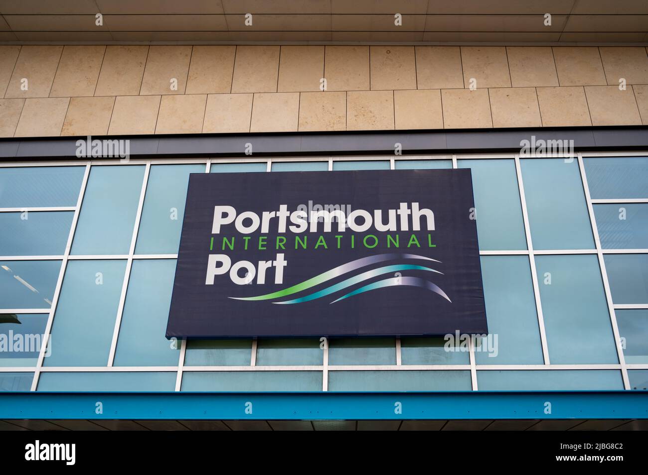 Portsmouth International Port zeigt Gebäude, Schild am internationalen Fährenterminal und Verkehrsknotenpunkt Großbritannien Stockfoto