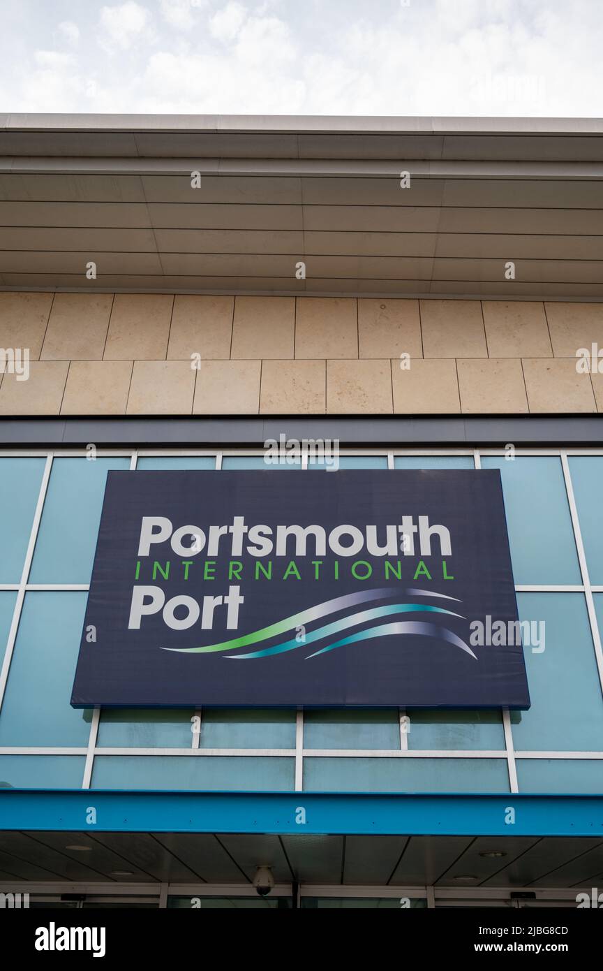 Portsmouth International Port zeigt Gebäude, Schild am internationalen Fährenterminal und Verkehrsknotenpunkt Großbritannien Stockfoto