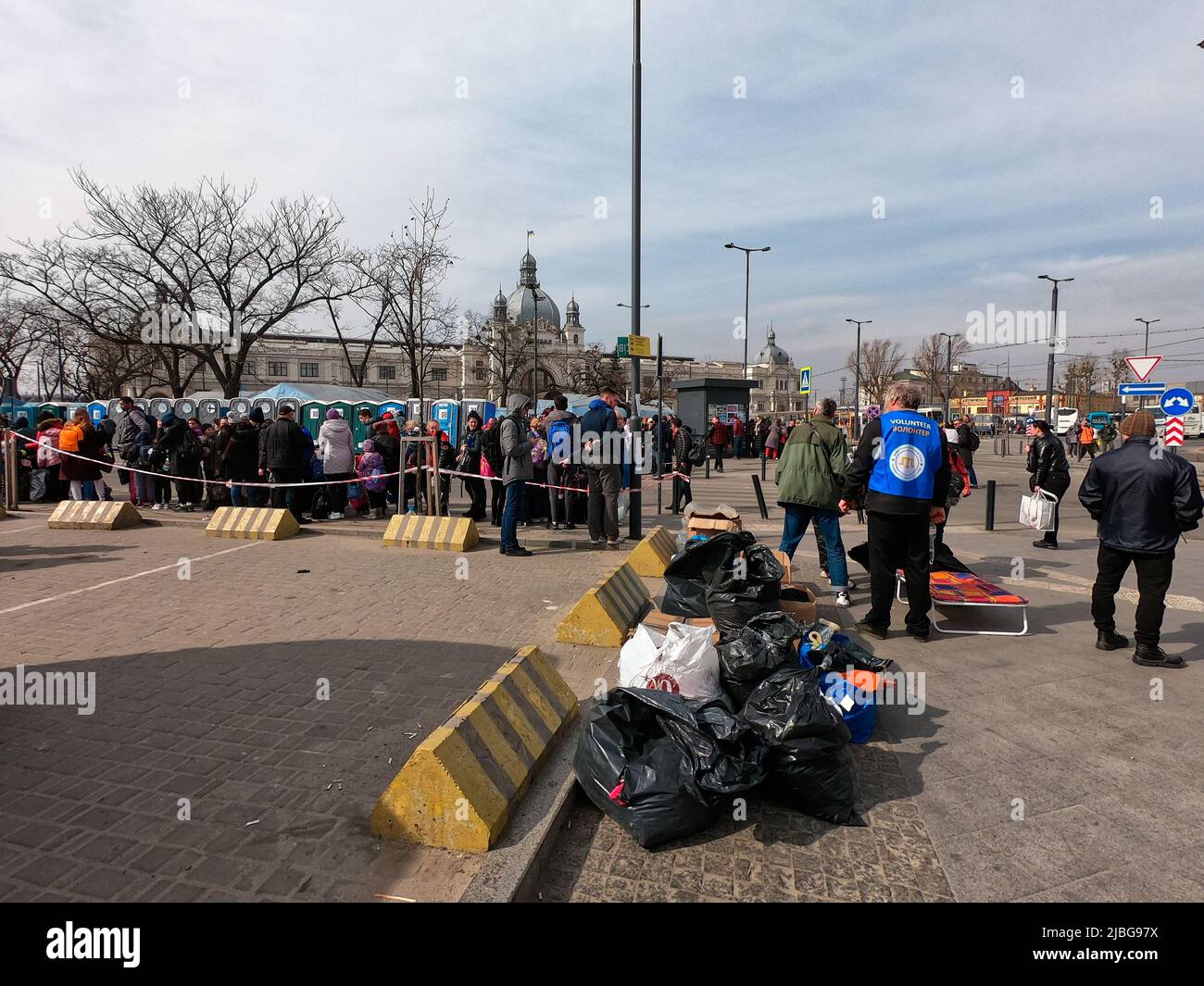 Lviv, Ukraine, 4. April 2022. Flüchtlinge auf dem Vorplatz warten auf ihre Busse in europäische Länder. Menschen, die vor dem russischen Militär in fliehen Stockfoto