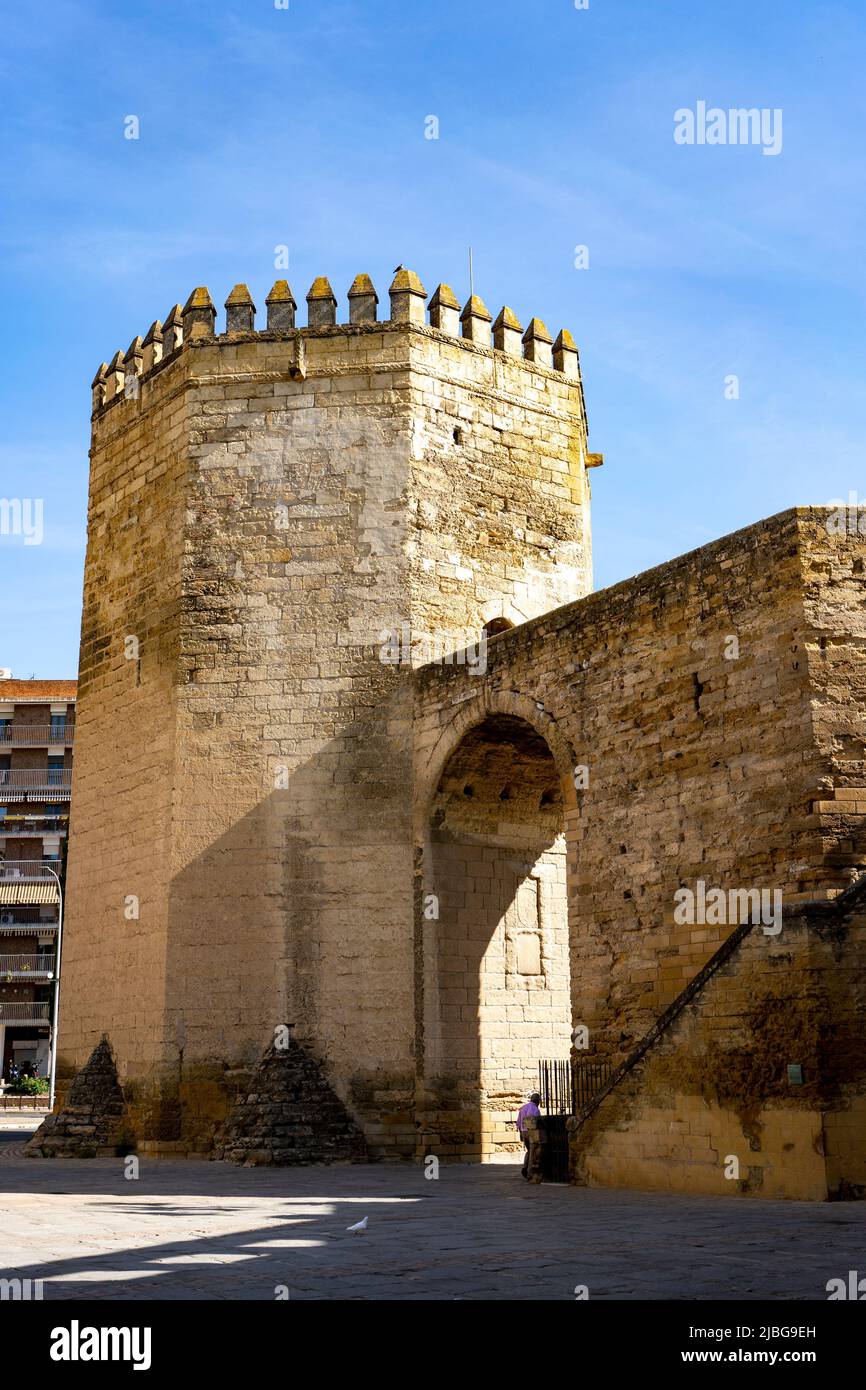 Torre de la Malmuerta bedeutet "Turm der falsch Toten Frau" ist ein Torturm der Axrquía-Mauer in Córdoba, Spanien. Stockfoto