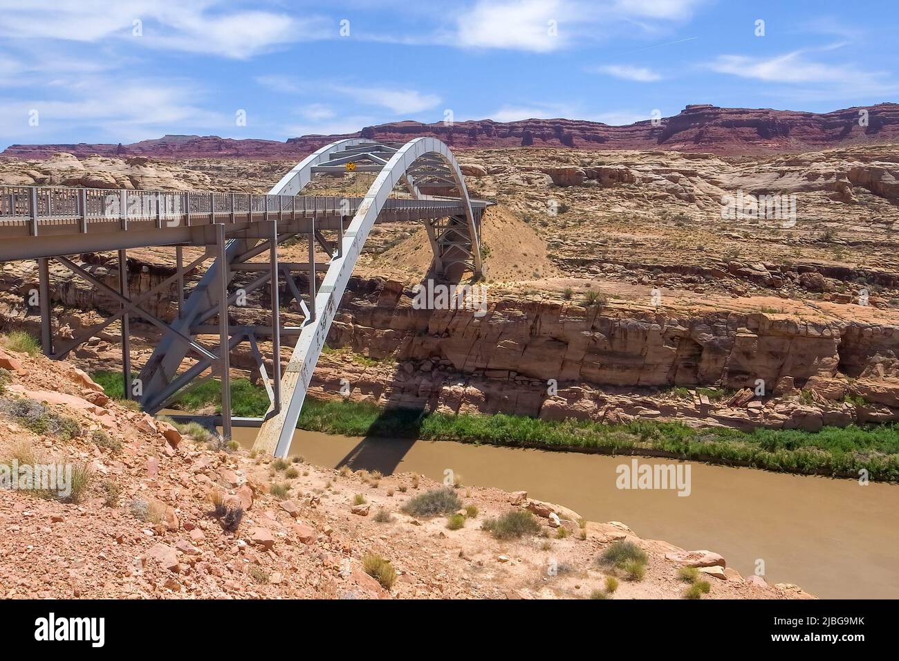 Hite überquert Stahlbrücke über den Canyon des Colorado River in Utah, USA. Klassischer Brückenbogen in der amerikanischen Wüste. Reisen Sie durch den amerikanischen Westen Stockfoto