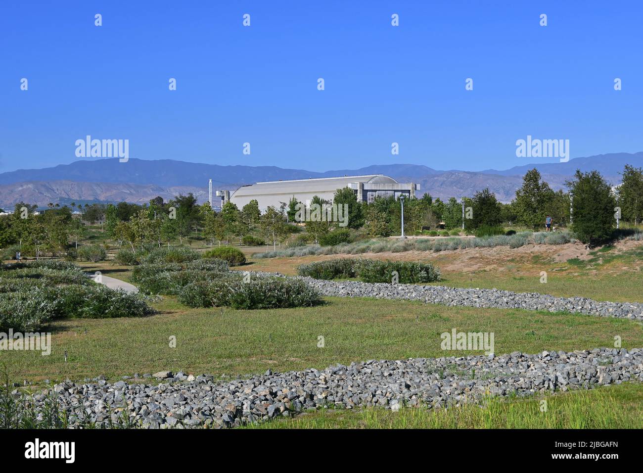 TUSTIN, KALIFORNIEN - 5. JUNI 2022: Blimp Hangar vom Tustin Legacy Park aus gesehen. Stockfoto