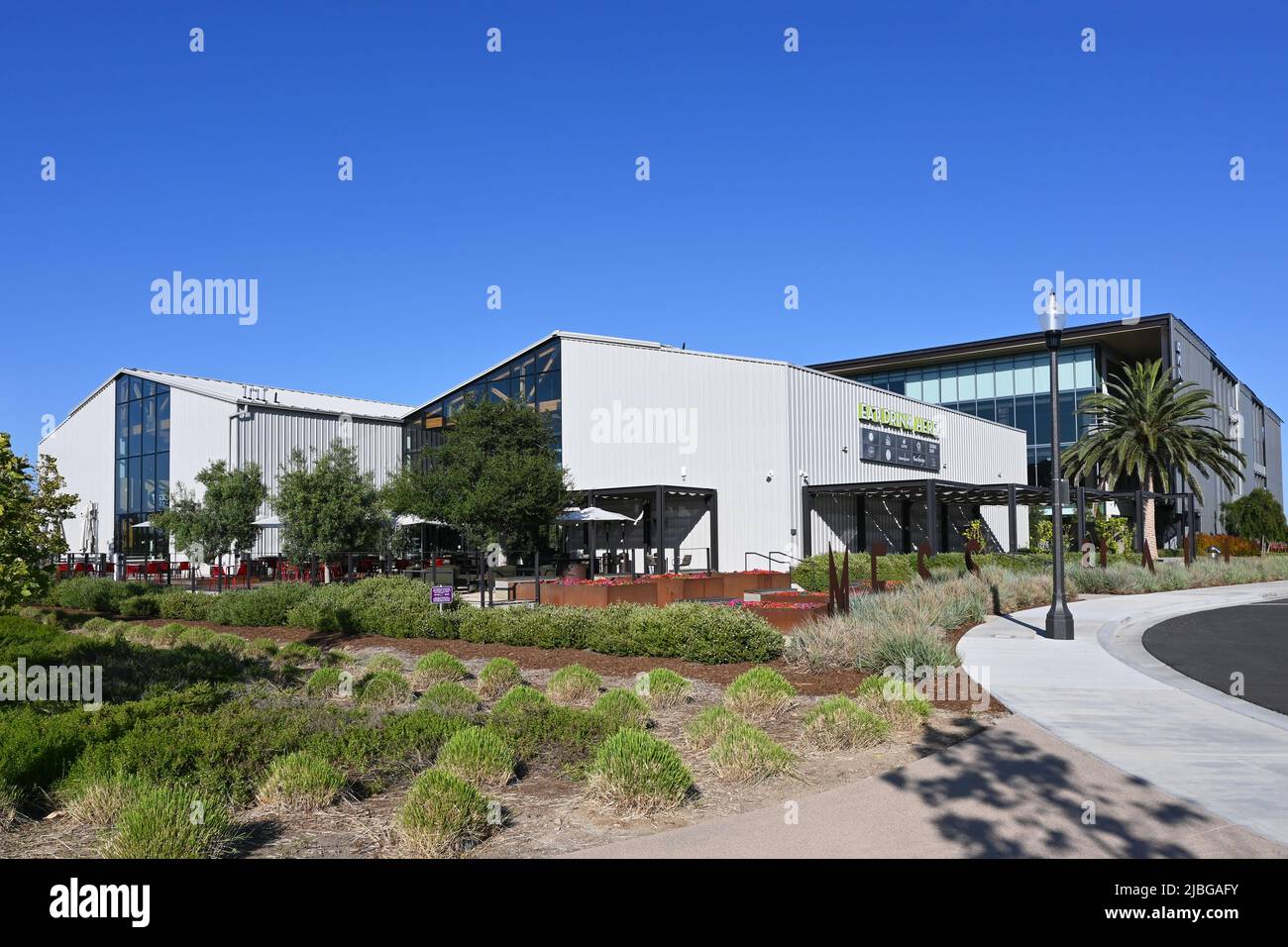 TUSTIN, CALIF - 5 JUN 2022: Der Mess Hall Market ist EIN FLUG in der von einem Küchenchef angetriebenen Food Hall von Tustin Legacys und bietet eine große Auswahl an leckeren Foo Stockfoto