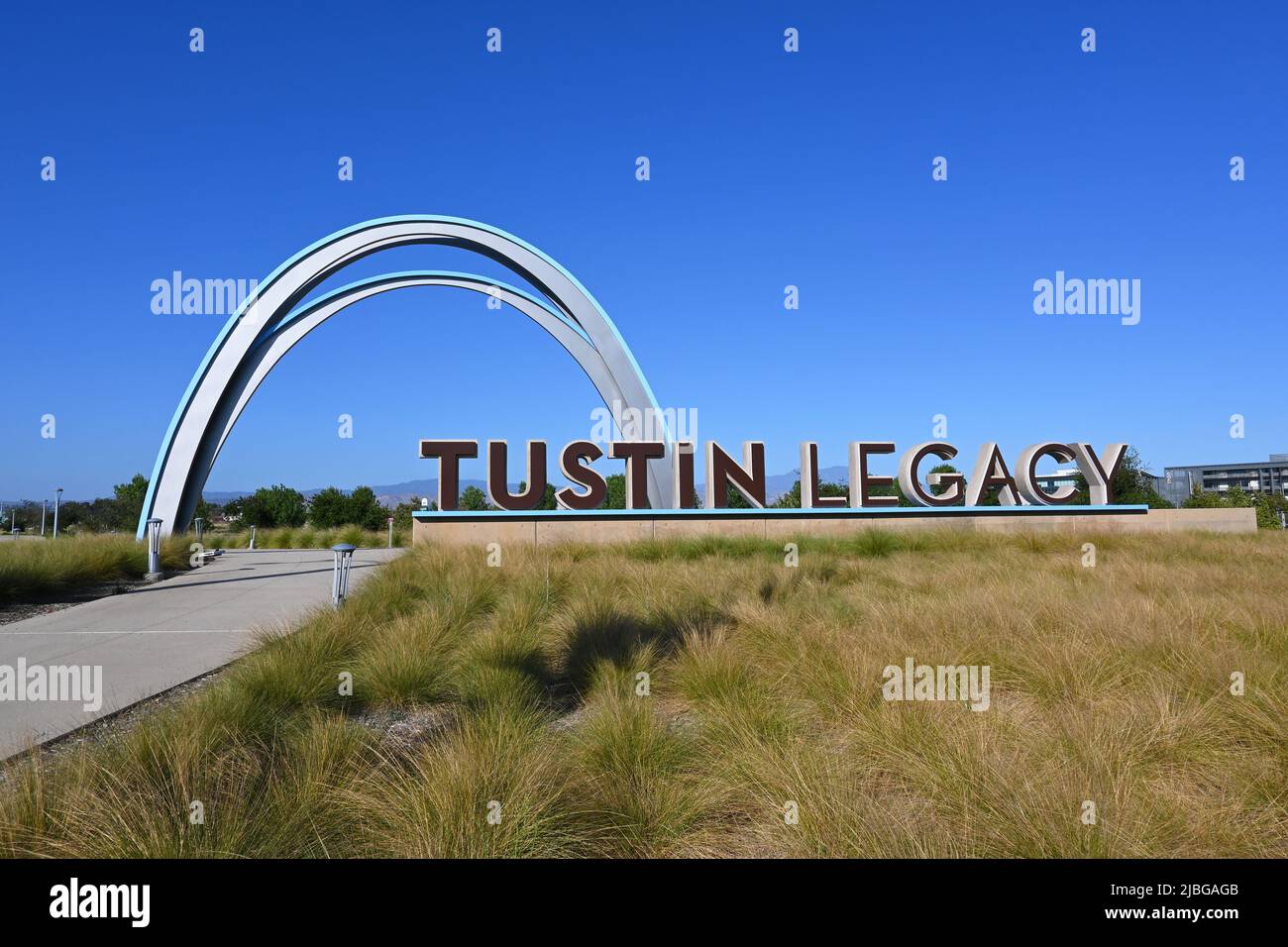 TUSTIN, KALIFORNIEN - 5. JUNI 2022: Arch und Tustin Legacy Park Schild am Eingang zum ca. 26 Hektar großen, passiven Park, mit Wanderwegen und offenen sp Stockfoto
