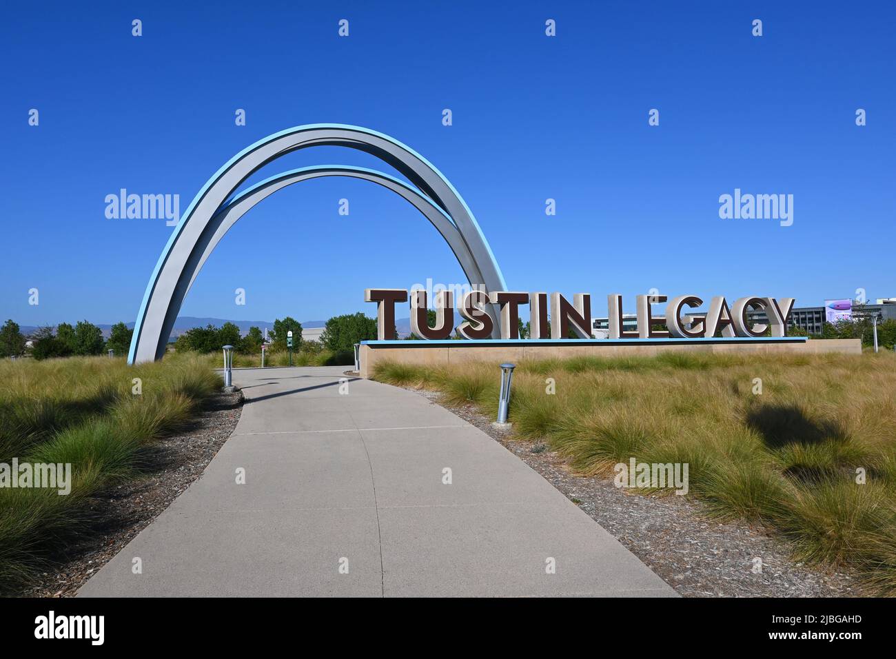 TUSTIN, KALIFORNIEN - 5. JUNI 2022: Arch und Tustin Legacy Park Schild am Eingang zum ca. 26 Hektar großen, passiven Park, mit Wanderwegen und offenen sp Stockfoto