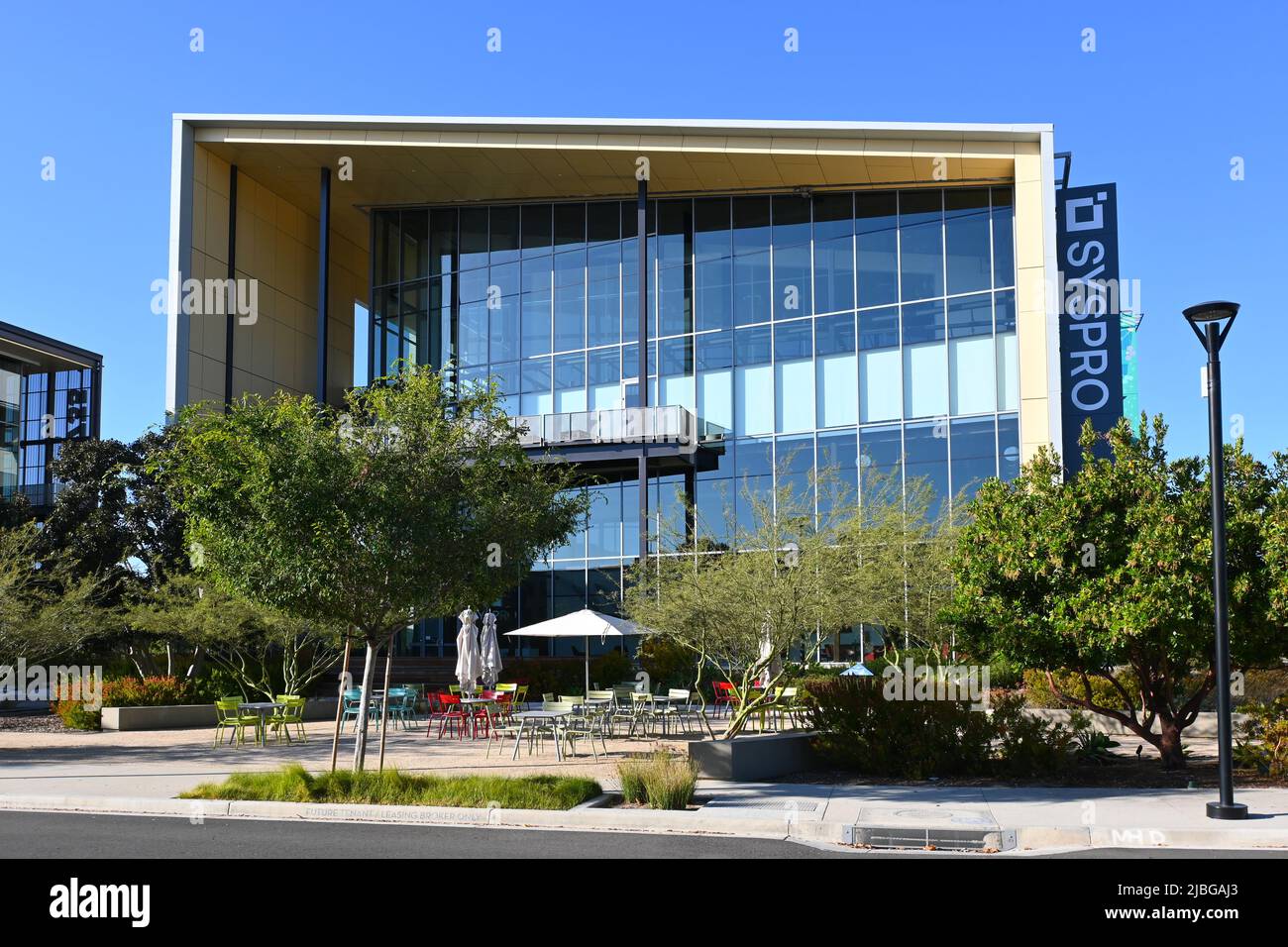 TUSTIN, KALIFORNIEN - 5. JUNI 2022: SYSPRO-Gebäude auf dem Campus von Flight at Tustin Legacy. Stockfoto