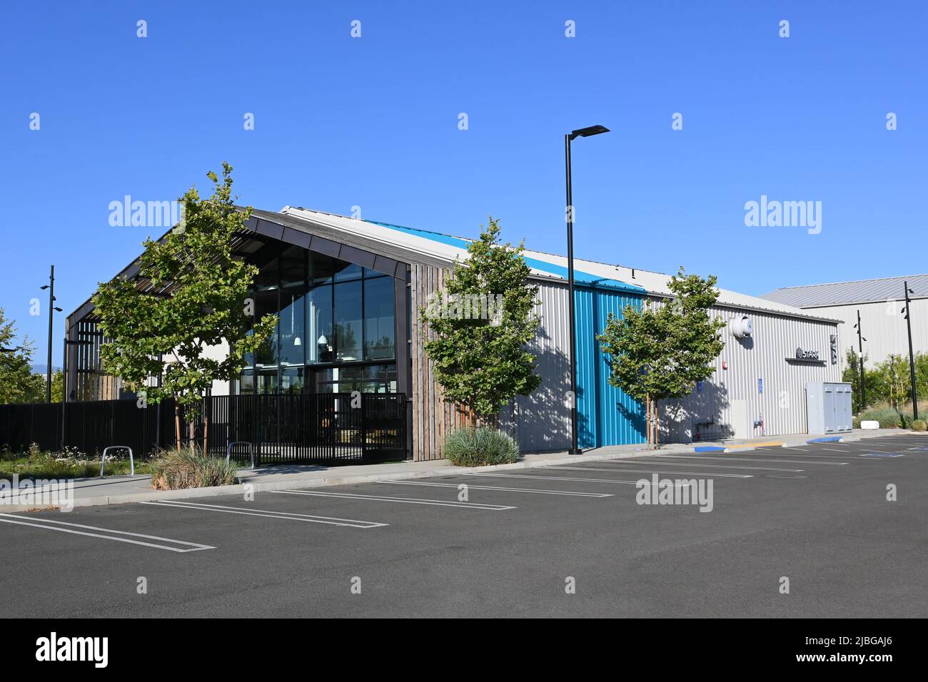 TUSTIN, KALIFORNIEN - 5. JUNI 2022: Stark Gym auf dem Campus of the Flight bei Tustin Legacy. Stockfoto