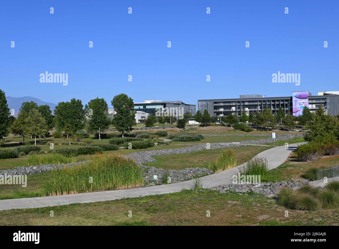 TUSTIN, KALIFORNIEN - 5. JUNI 2022: Flug bei Tustin Legacy vom Park aus gesehen Stockfoto