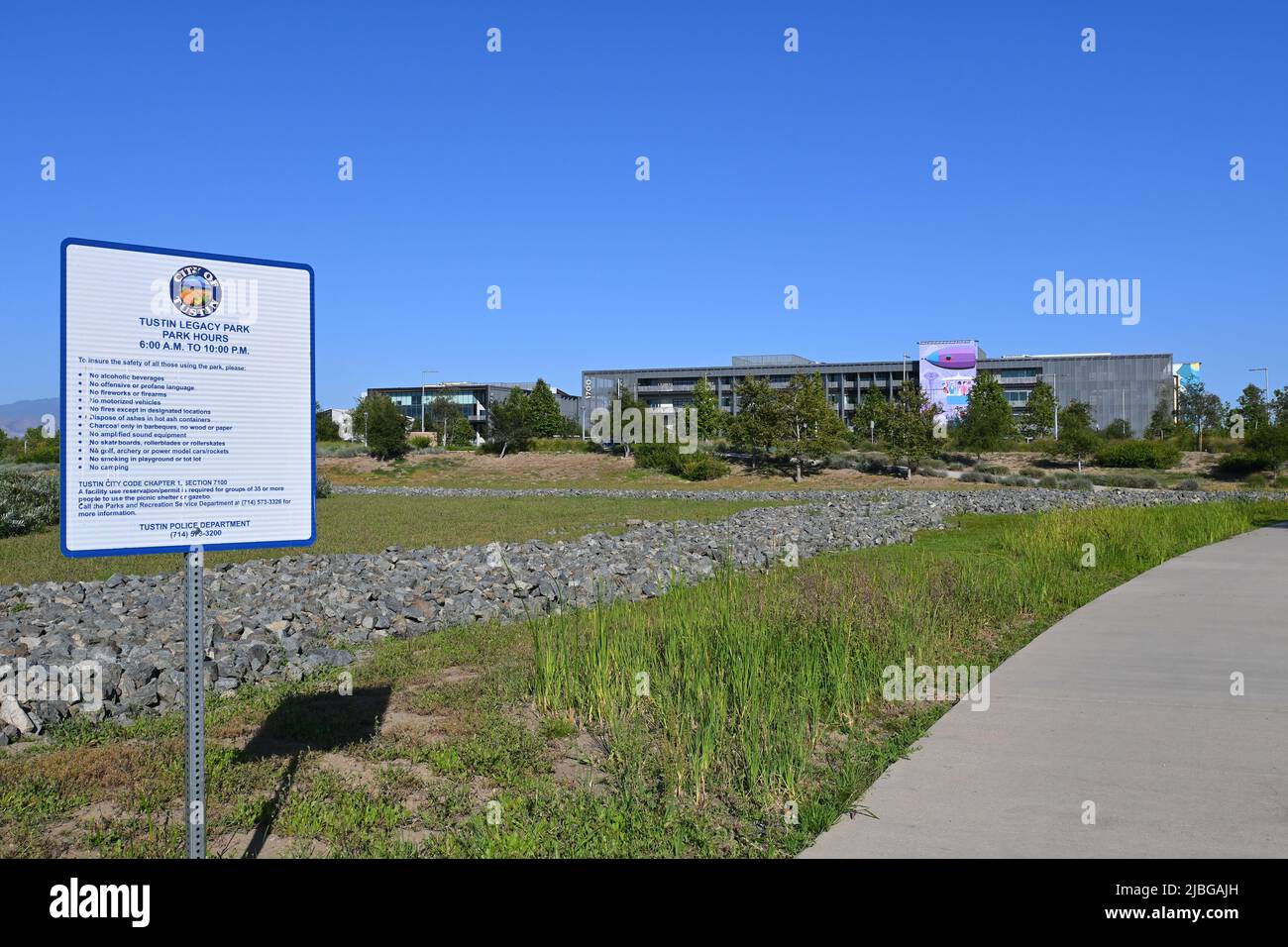 TUSTIN, KALIFORNIEN - 5. JUNI 2022: Tustin Legacy Park Schild neben Flight Business Park. Stockfoto