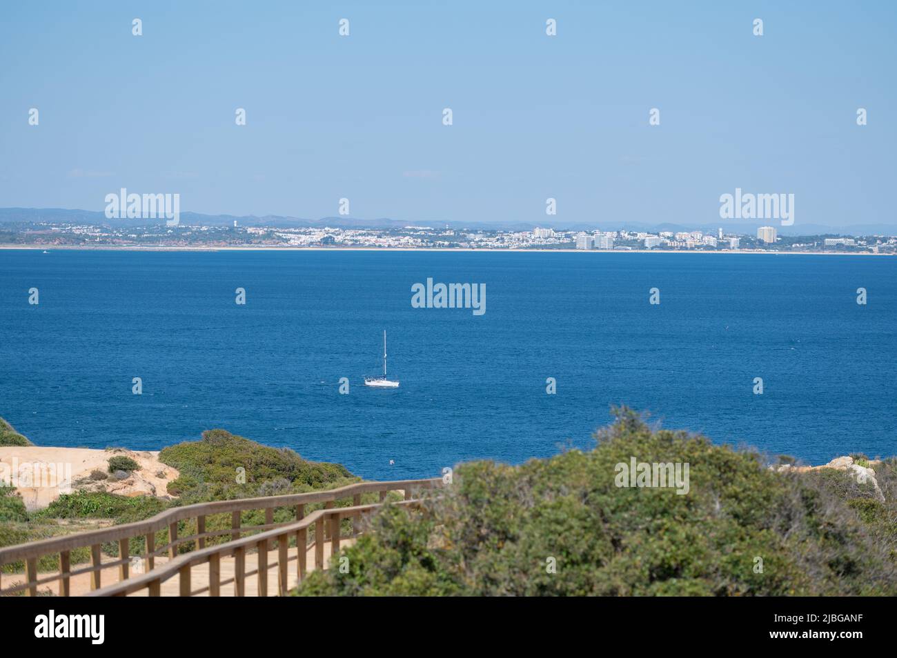 Panorama in Praia do Camilo de Lagos an der Algarve, Portugal im Sommer 2022. Stockfoto