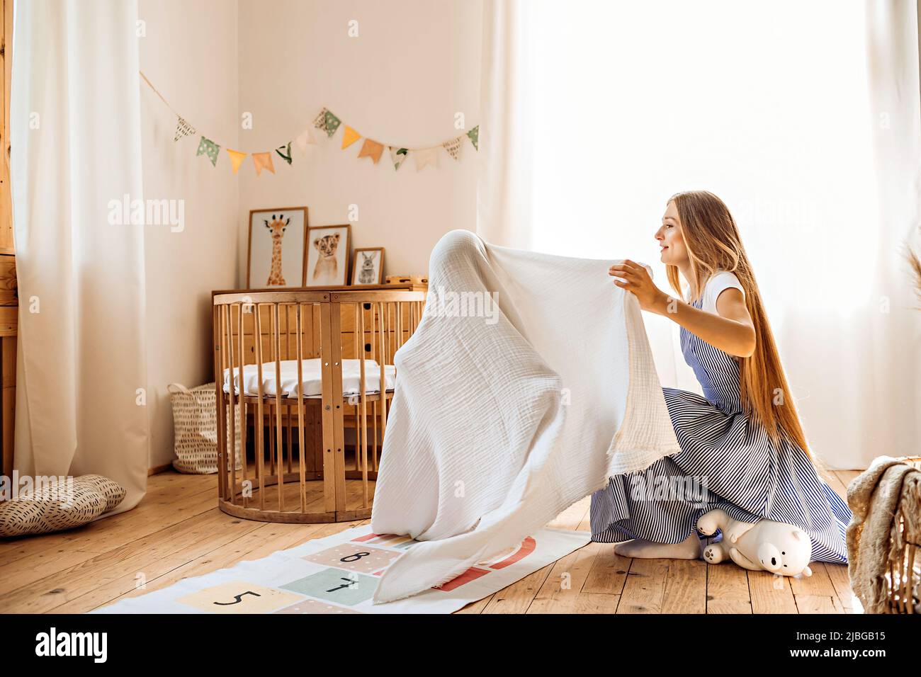 Junge Mutter und kleine Tochter haben Spaß und lachen im Schlafzimmer zu Hause. Familienbild Stockfoto