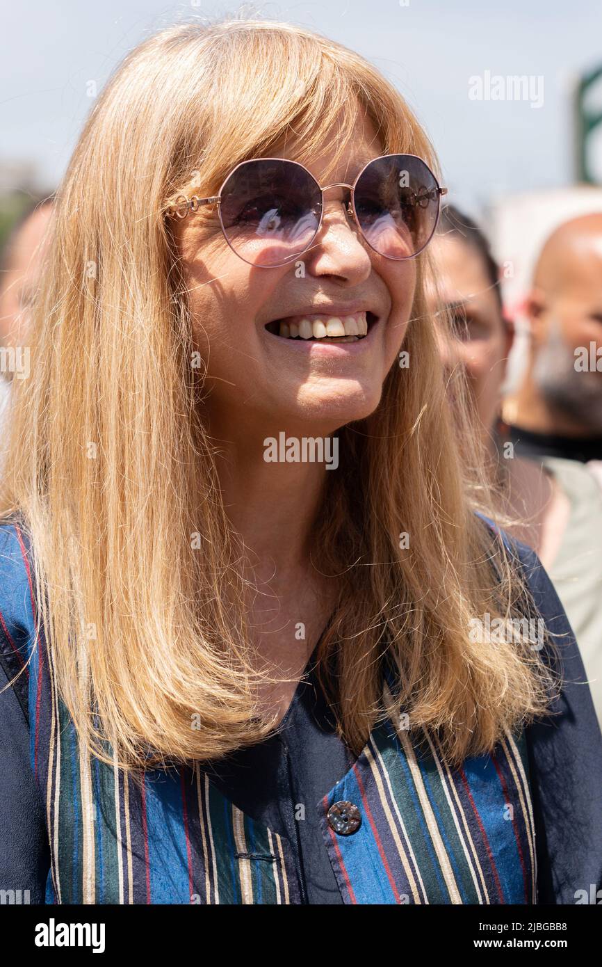 Neapel, Italien. 06.. Juni 2022. Dori Ghezzi, Sängerin und Witwe von Fabrizio De Andrè, am 6. Juni 2022, während der Einweihung des Wandbildes von Fabrizio De Andrè, das der Straßenkünstler Jorit in Zusammenarbeit mit Trisha im Stadtteil Scampia in Neapel angefertigt hat. Das Werk wurde anlässlich des Festivals „muraria“ geschaffen, das von der Stadt Neapel mit Mitteln der Metropolstadt gefördert wurde. Kredit: Unabhängige Fotoagentur/Alamy Live Nachrichten Stockfoto