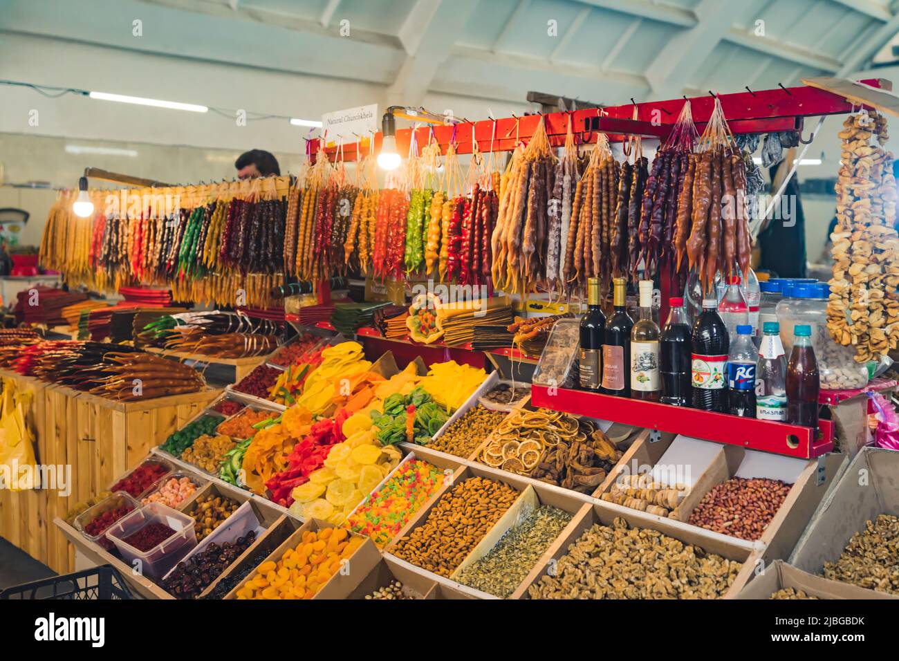 16.05.2022. Kutaisi, Georgien. Süßigkeiten, Trockenfrüchte und Churchkhela auf dem Markt. Hochwertige Fotos Stockfoto
