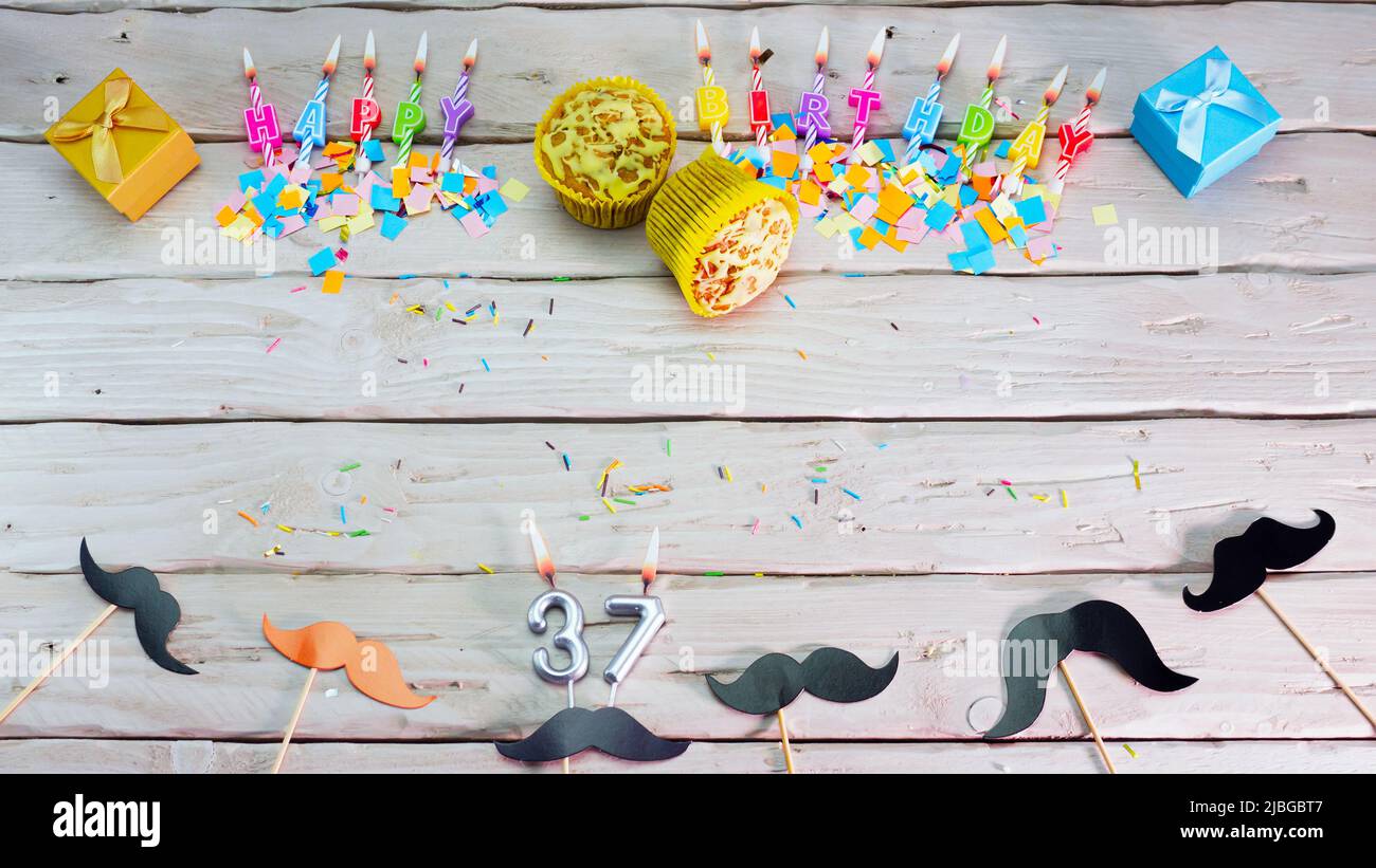 Geburtstag. Draufsicht Happy Birthday Kerzen, sparen Platz. Herzlichen Glückwunsch zum Geburtstag des Friseurs. Stockfoto
